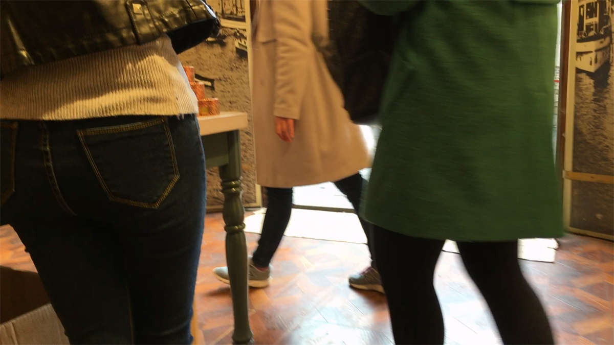 紧身蓝色牛仔裤学生妹-日更街拍