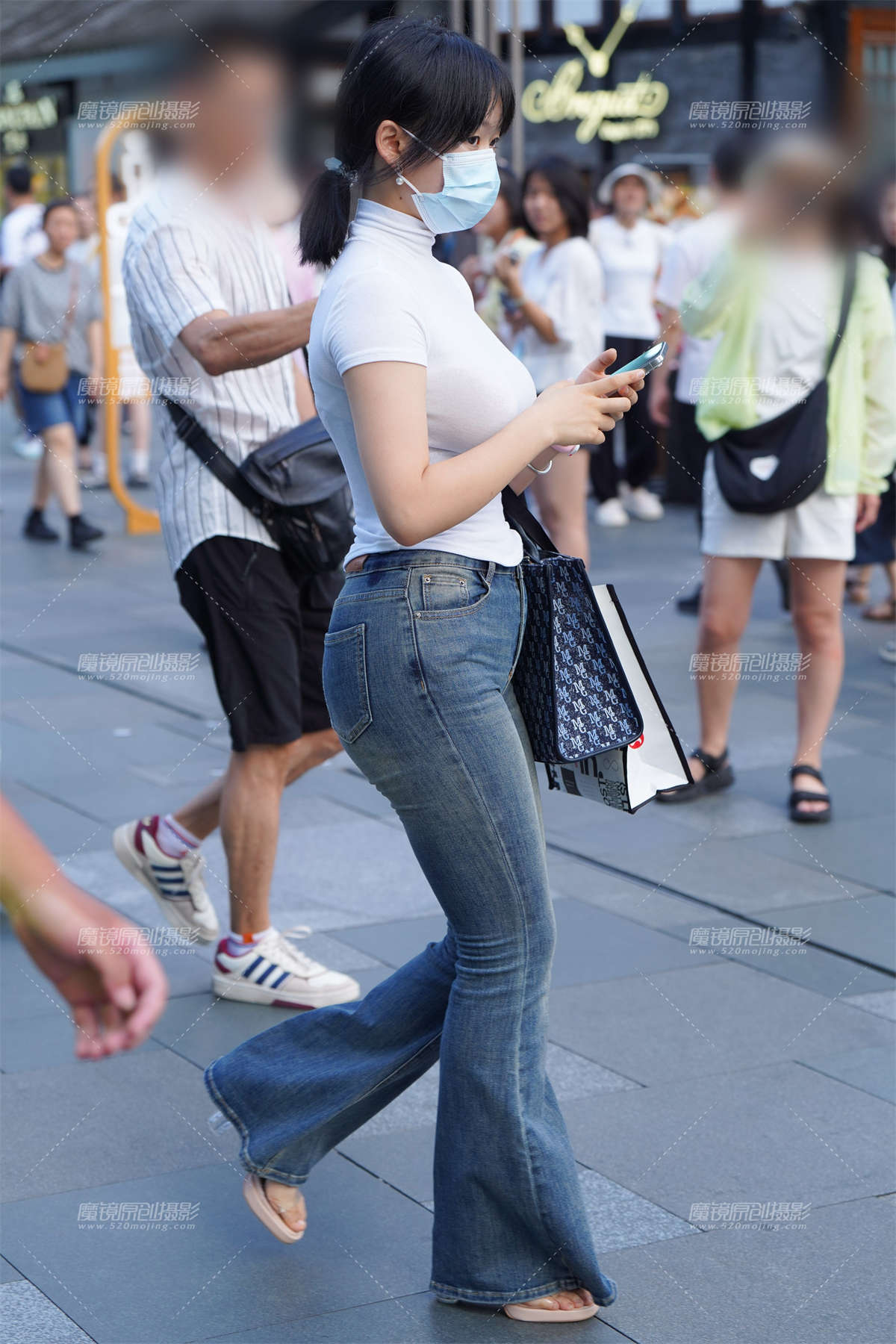 圆润挺翘 盈盈一握小蛮腰-日更街拍