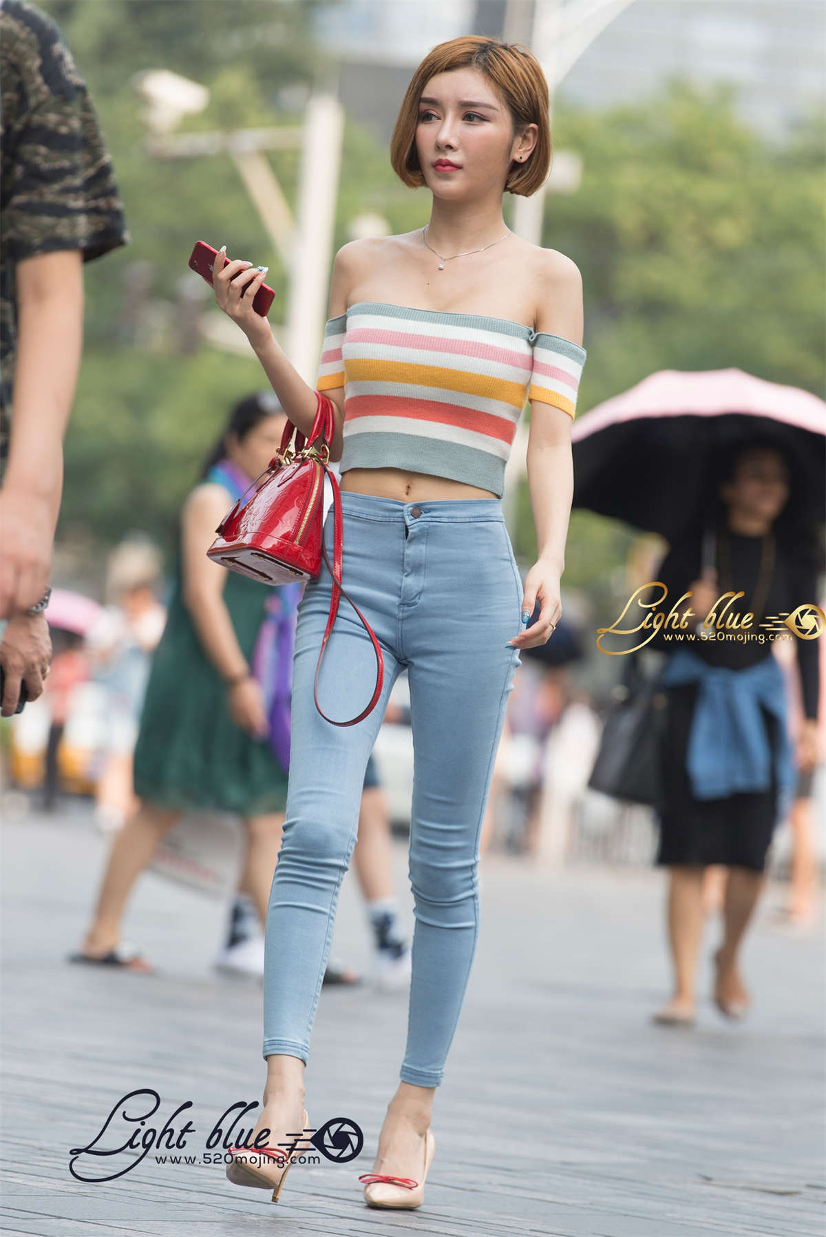 浅色牛仔裤翘臀极品美女-日更街拍