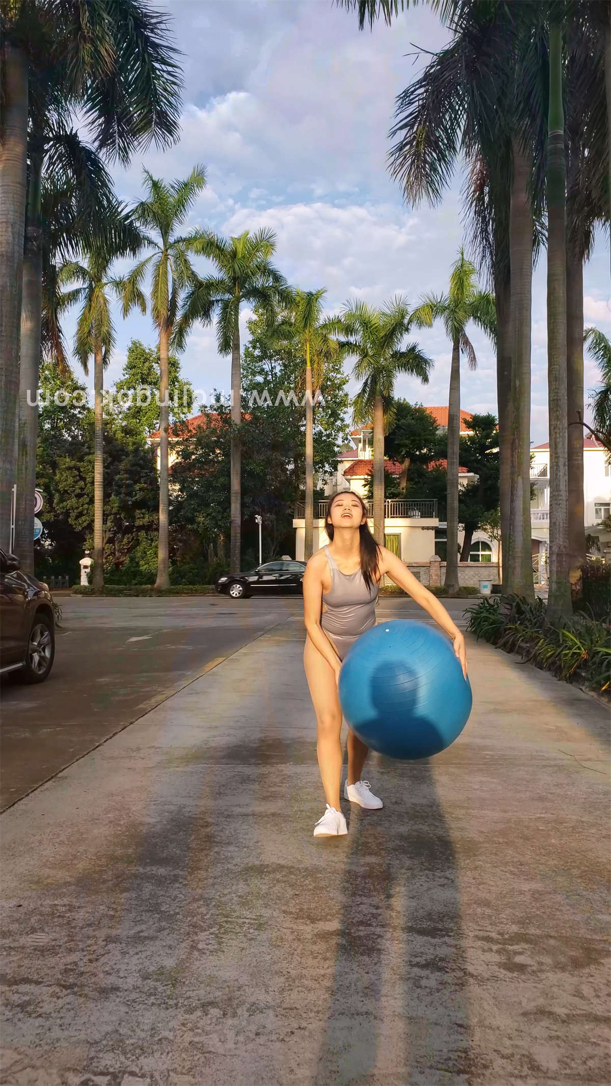 弹力健身球泳池边美女-日更街拍