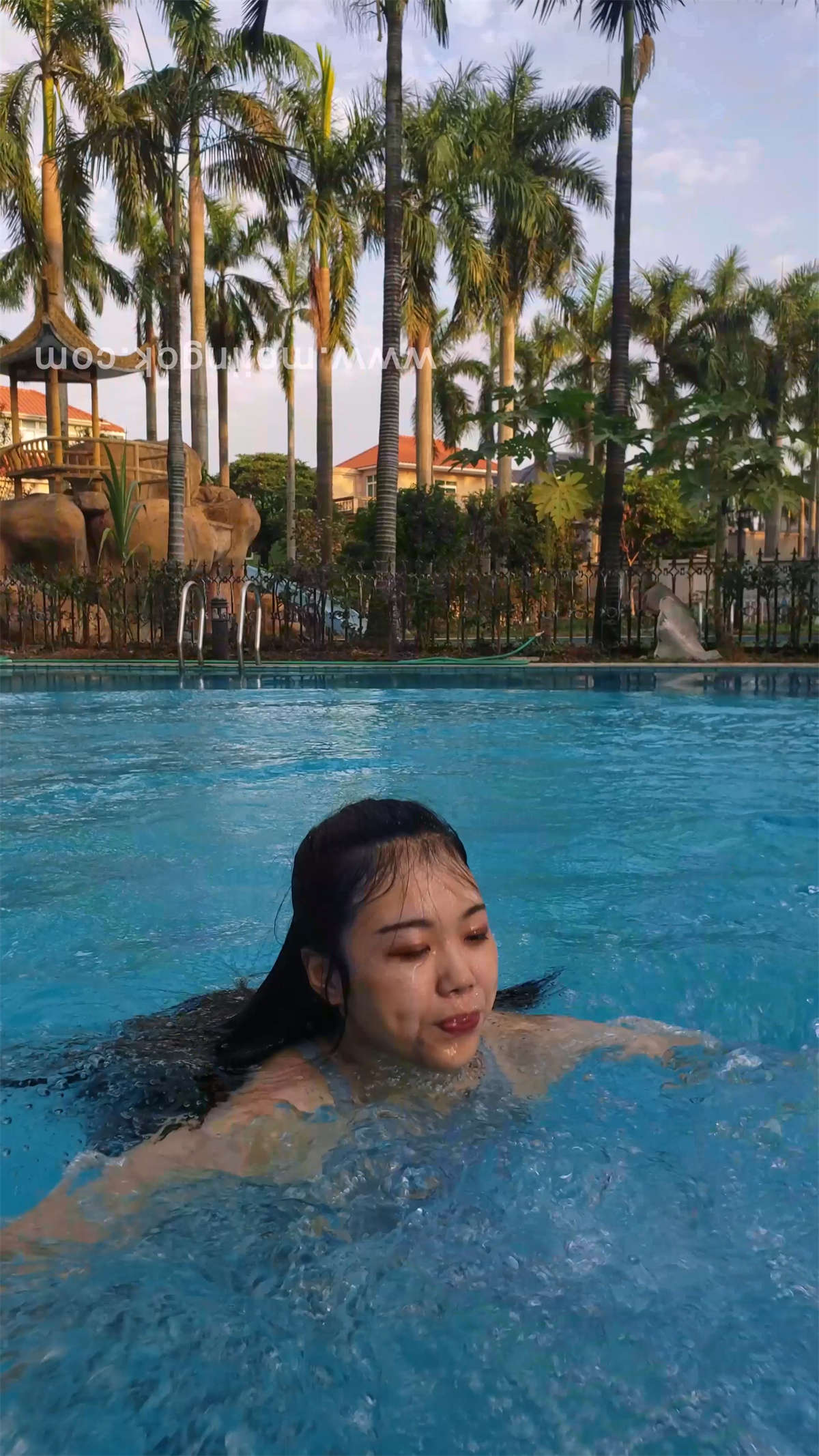 图片[2]-弹力健身球泳池边美女-日更街拍