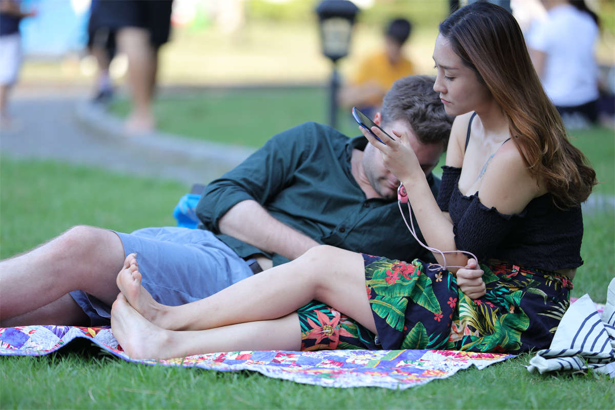 图片[2]-踏青公园街拍系列No.1575 回眸一笑百媚生，我可以很负责任地宣布，女神来了 第2套-日更街拍