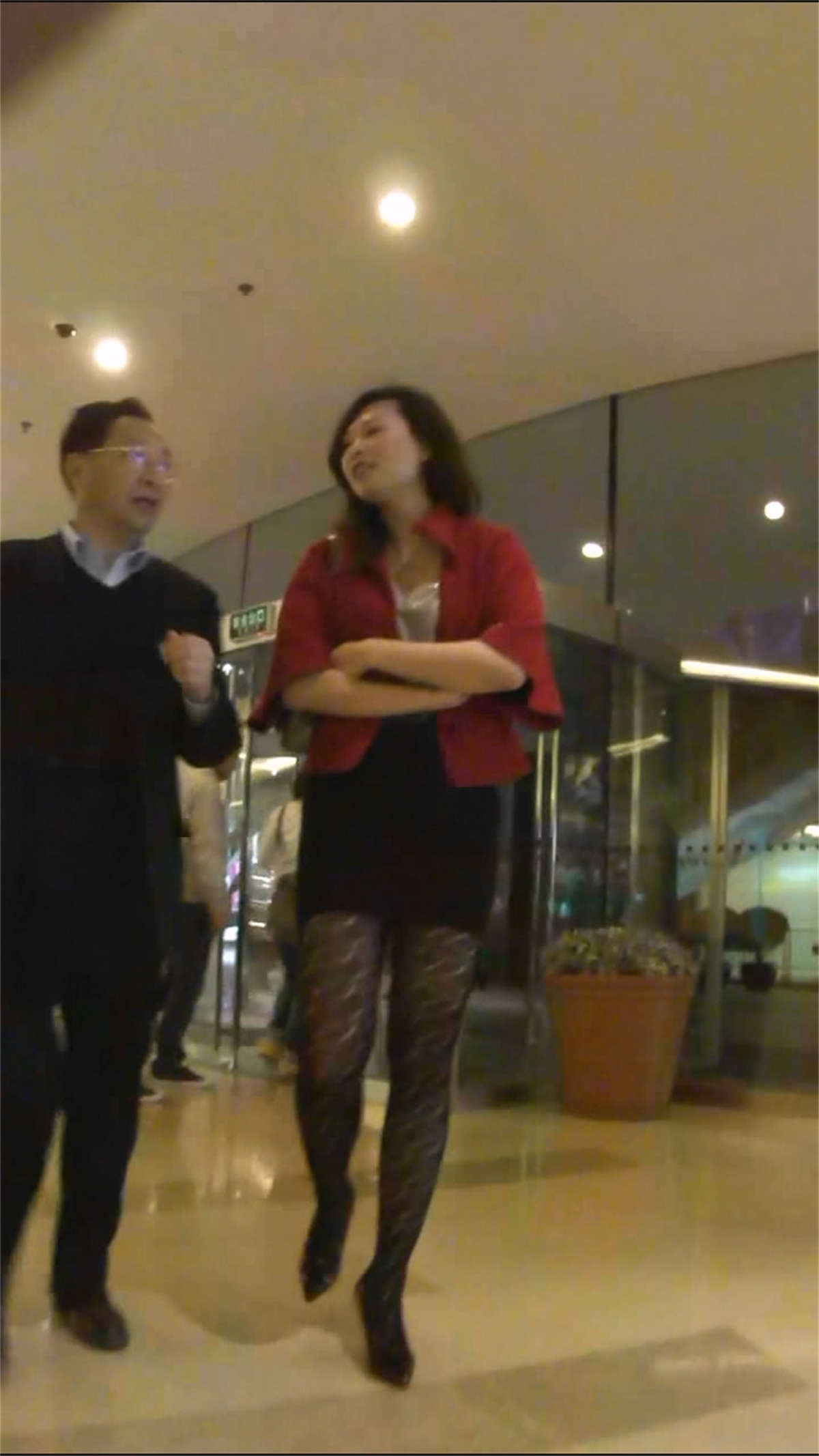 图片[2]-黑丝美熟女和大款一起看电影-日更街拍