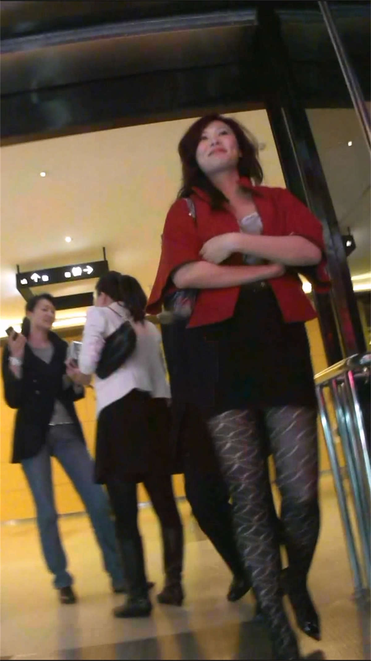 黑丝美熟女和大款一起看电影-日更街拍