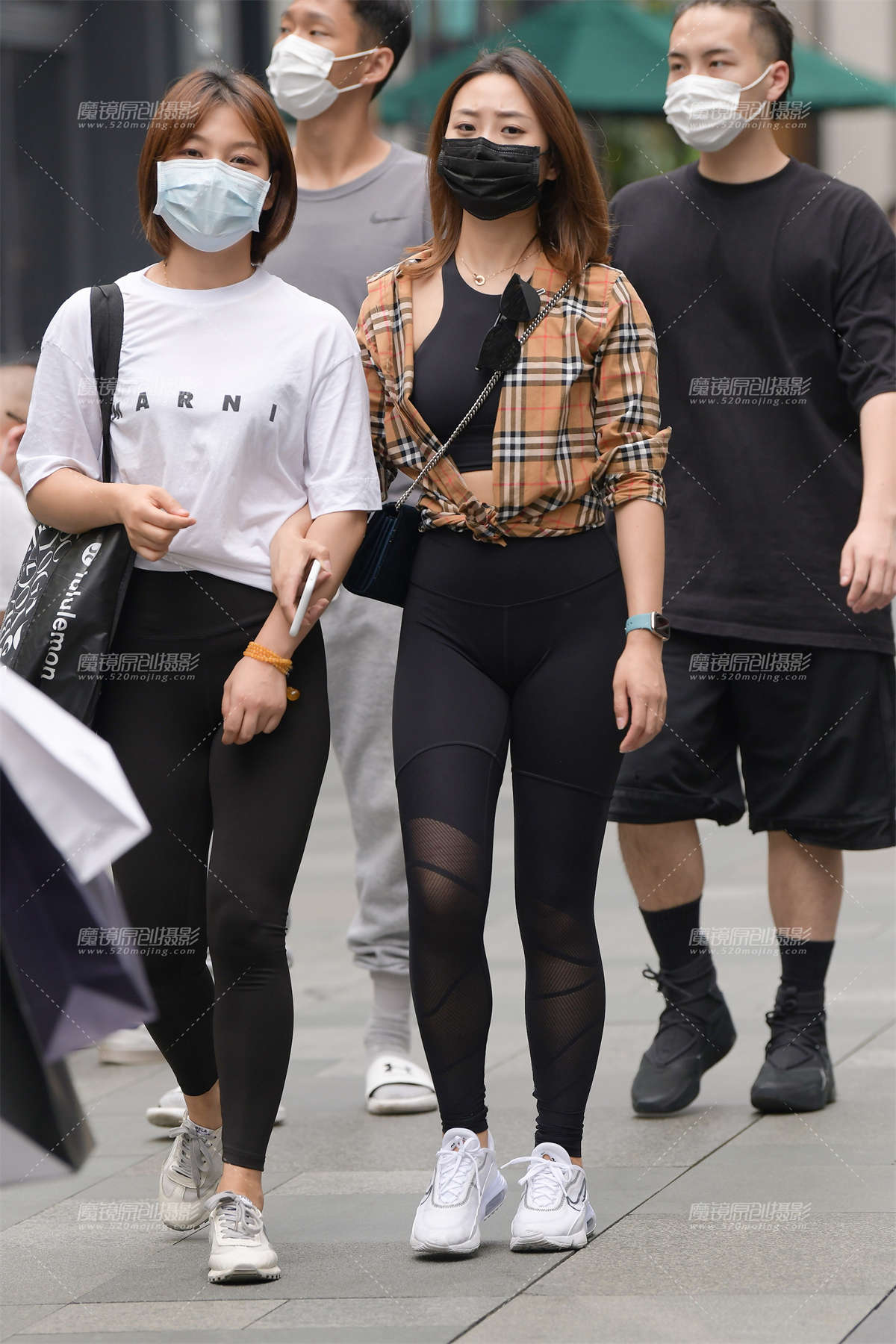 紧致黑色紧身裤-日更街拍