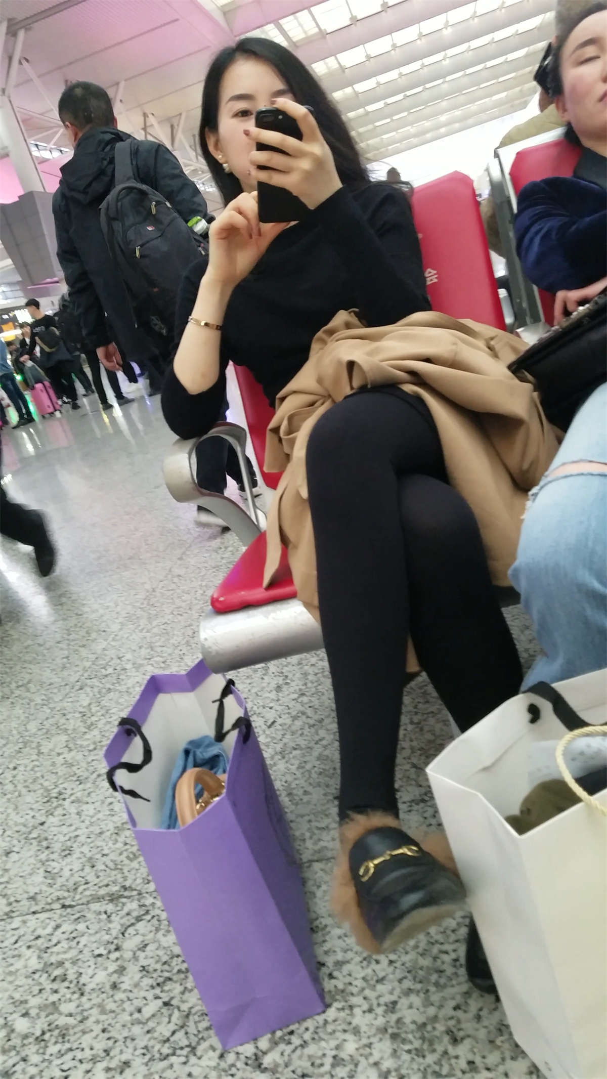 [4K高清视频]火车站候车的黑色毛衣连衣裙丝袜修长美腿美女-日更街拍