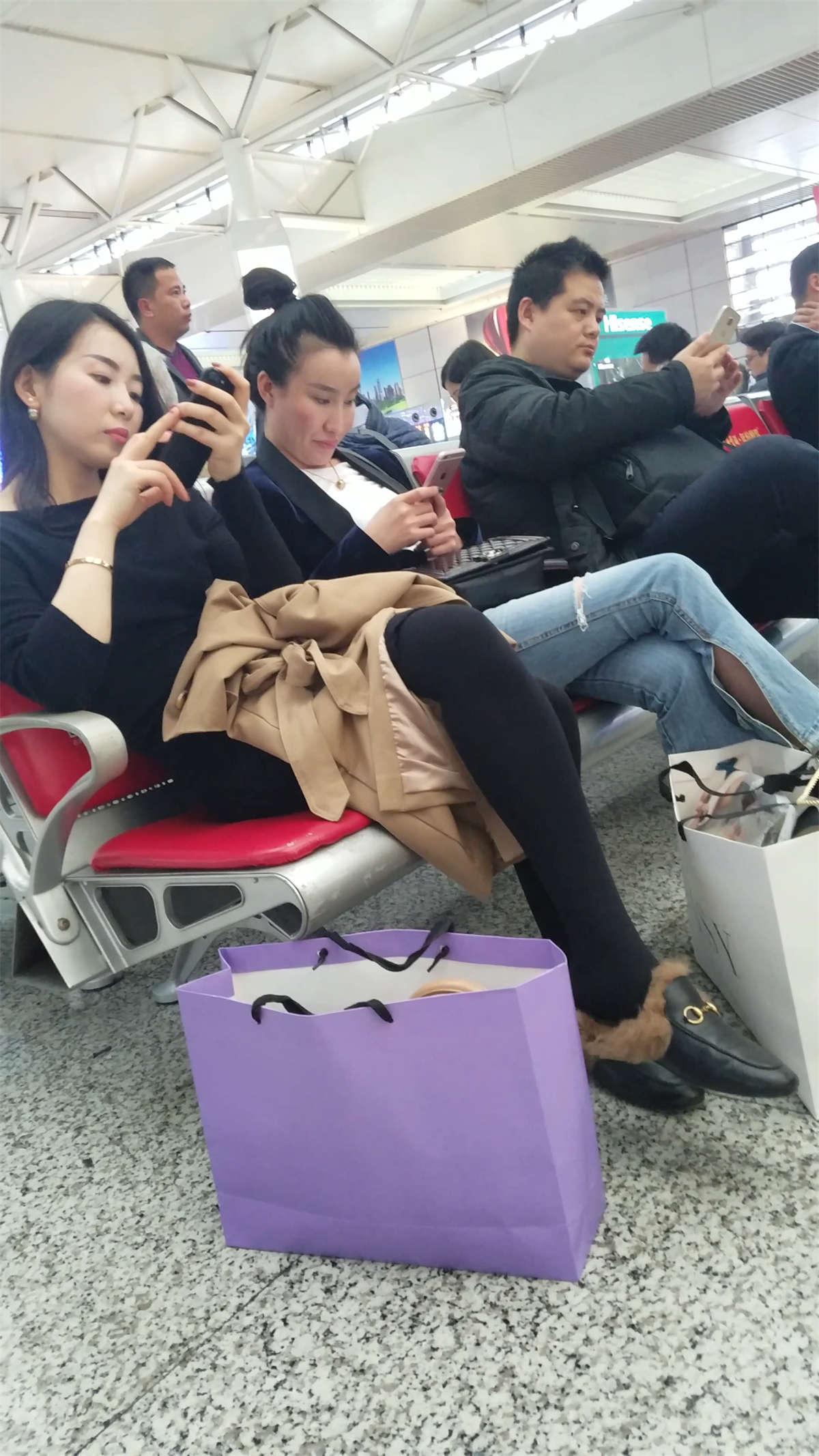 图片[2]-[4K高清视频]火车站候车的黑色毛衣连衣裙丝袜修长美腿美女-日更街拍