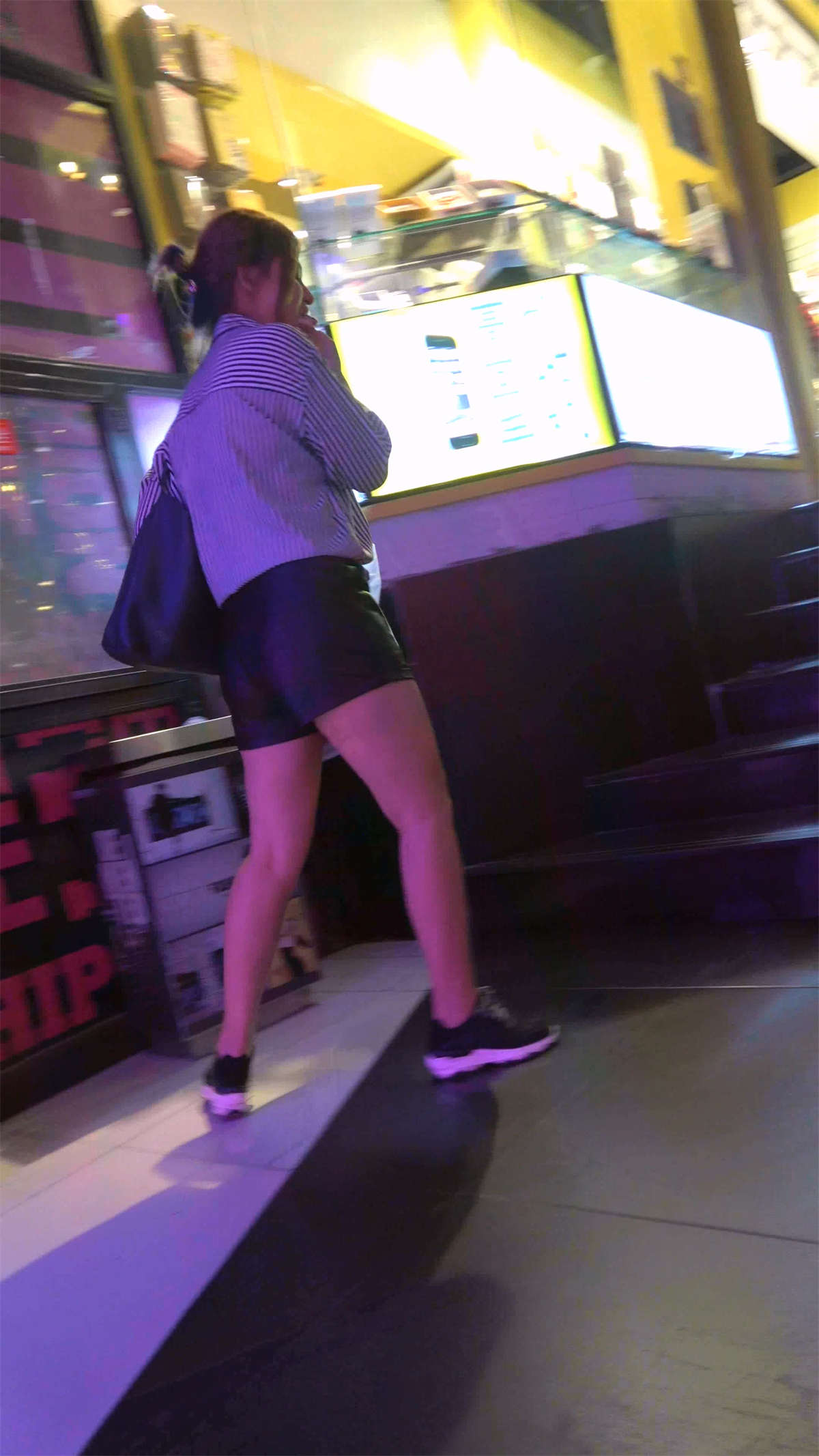 图片[2]-逛商场的皮热裤美腿少女-日更街拍