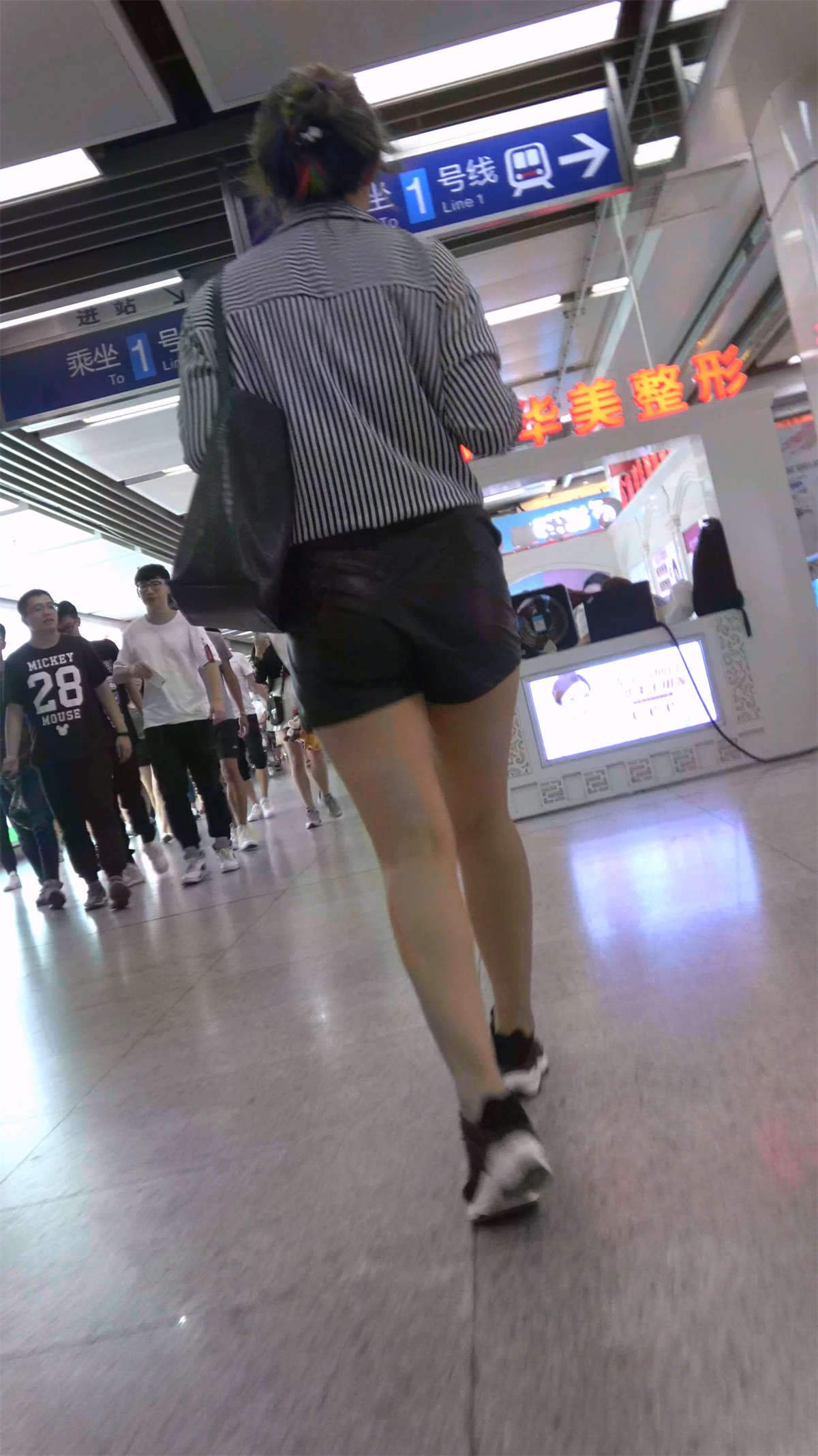逛商场的皮热裤美腿少女-日更街拍