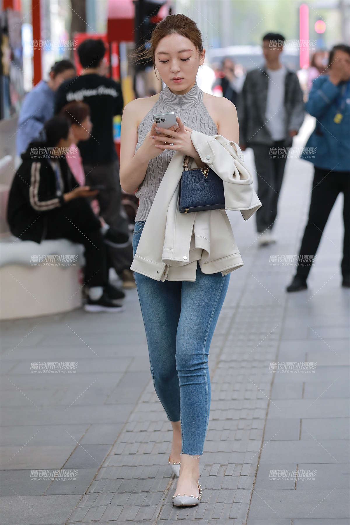 蓝色牛仔裤美女-日更街拍