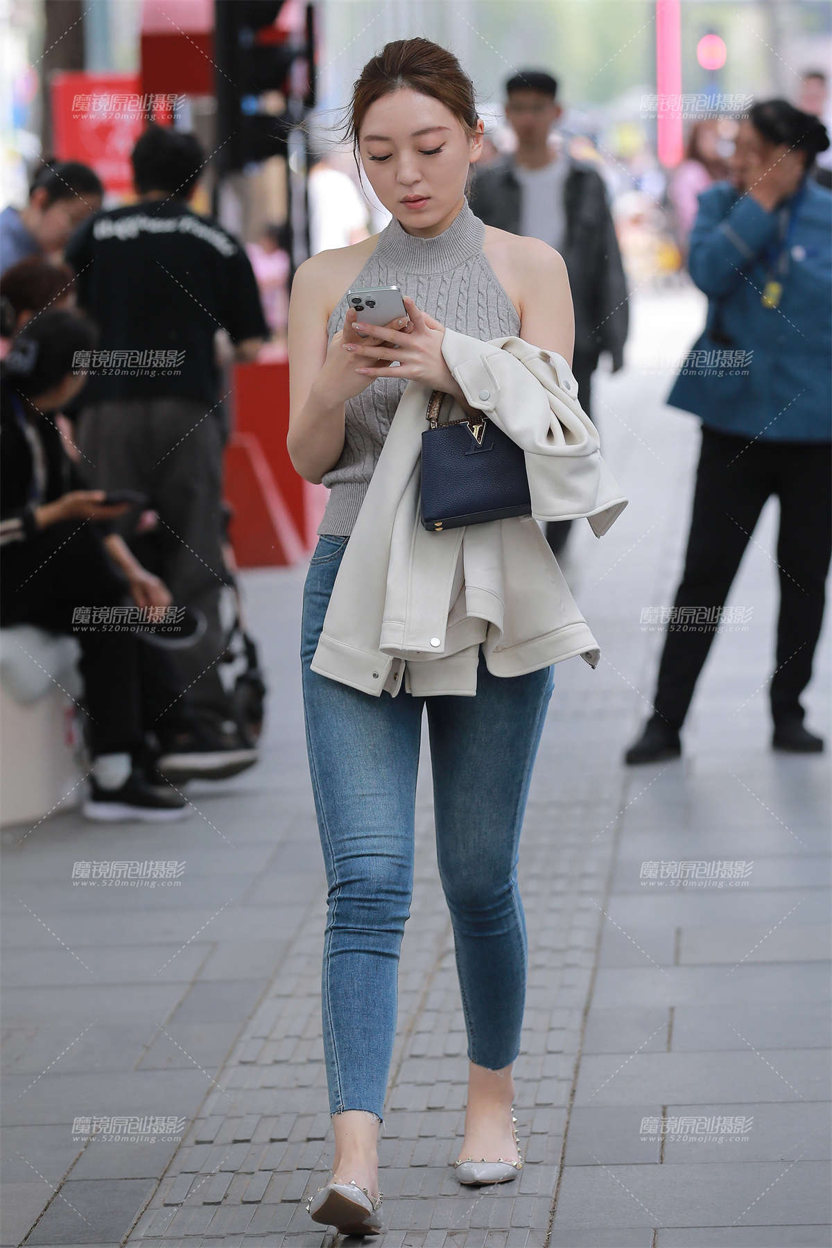 图片[2]-蓝色牛仔裤美女-日更街拍