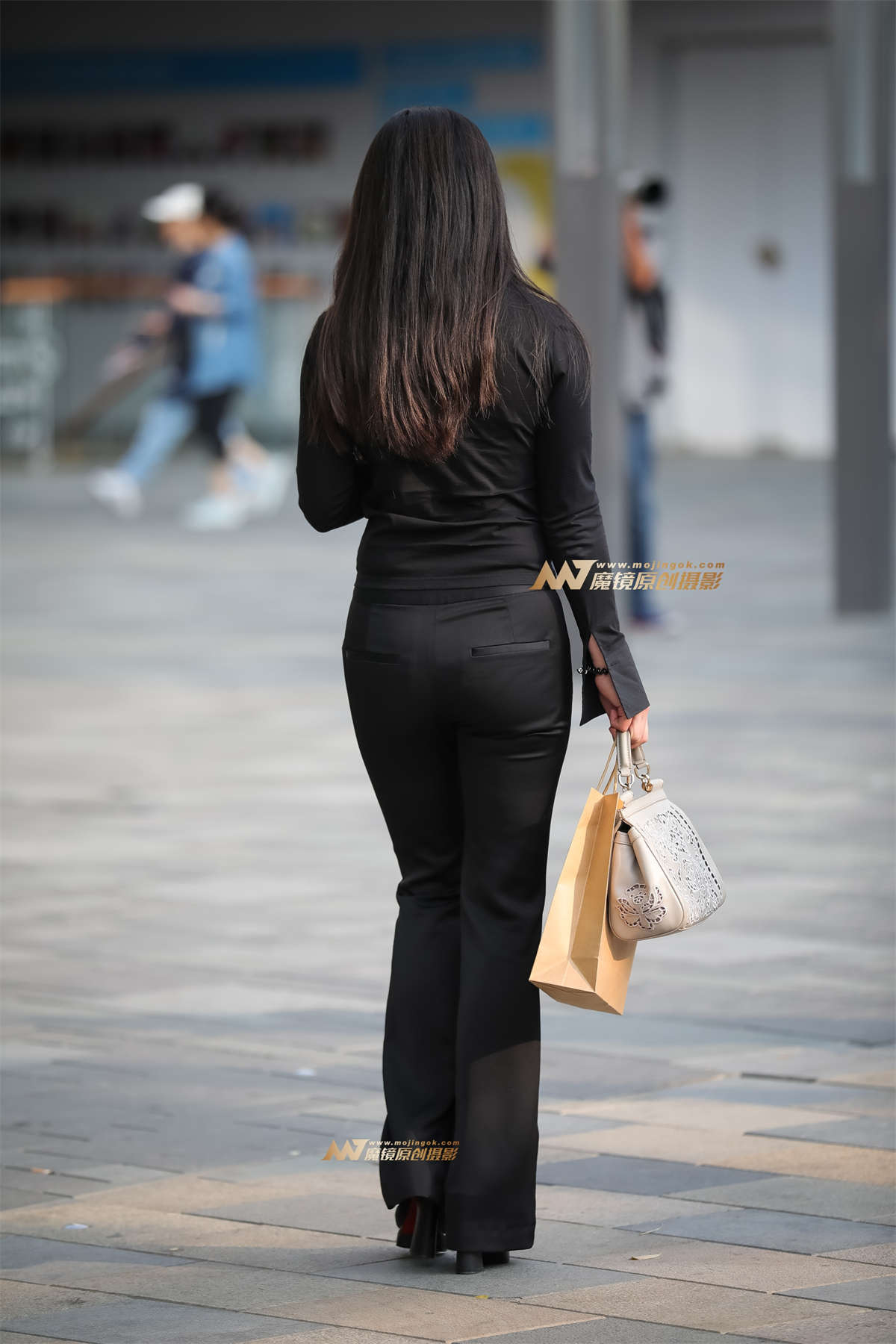 图片[2]-走路端庄优雅的美熟女-日更街拍