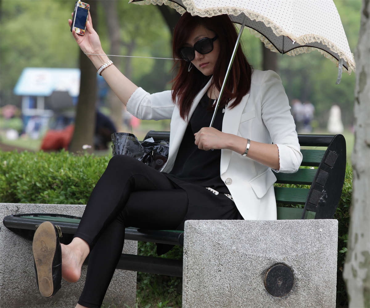 踏青公园街拍系列No.351 感觉良好：绝对美女的绝对挑鞋-日更街拍