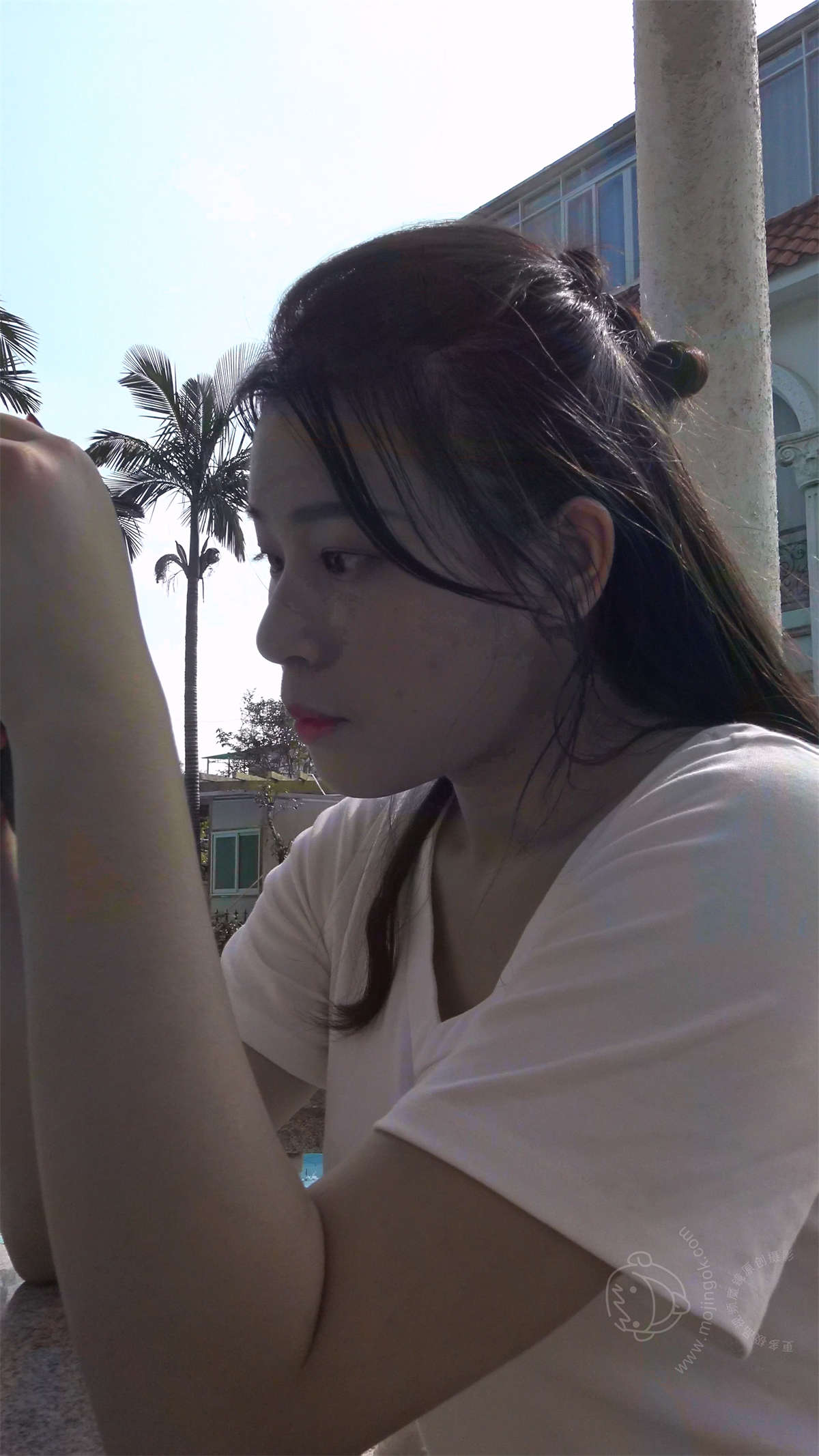 图片[2]-紧身黑皮裤性感美女-日更街拍