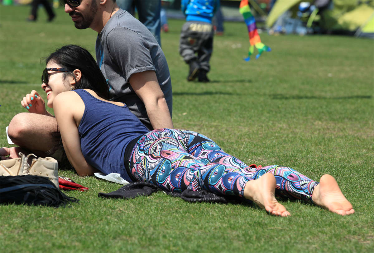 图片[2]-踏青公园街拍系列No.801 热力女孩美足姿势丰富，还有外国女伴大白脚助阵 第1套-日更街拍