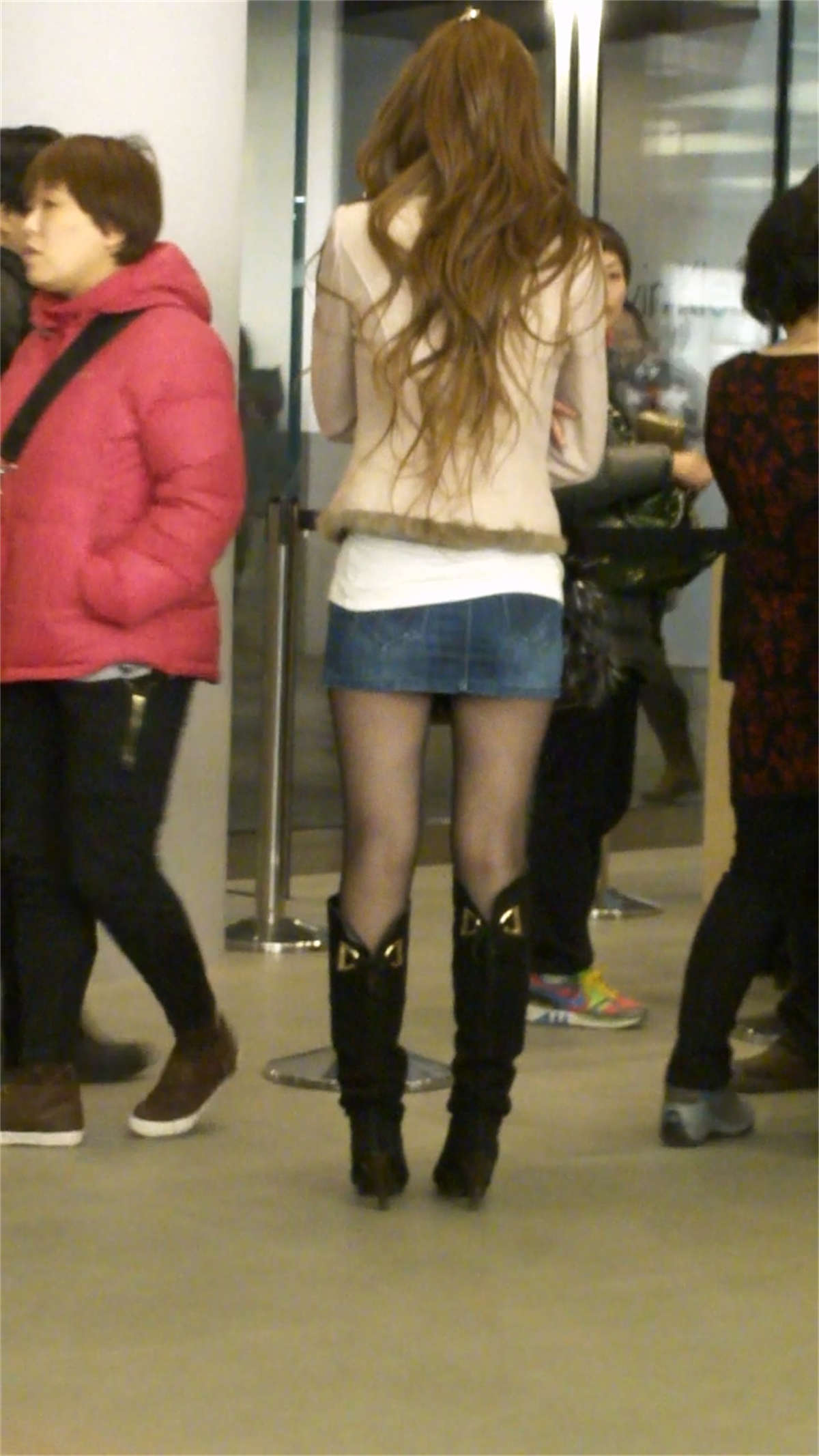 图片[2]-黑丝长靴,牛仔短裙的美女-日更街拍