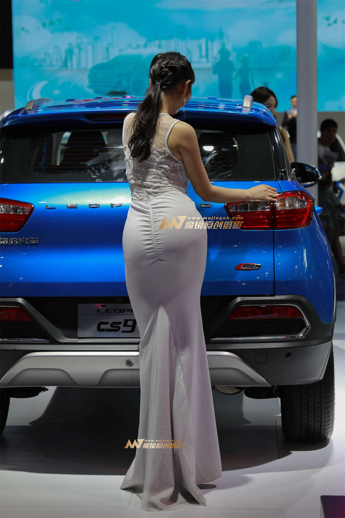 图片[2]-【凯恩赛贴】笑容甜美很敬业的车模-日更街拍