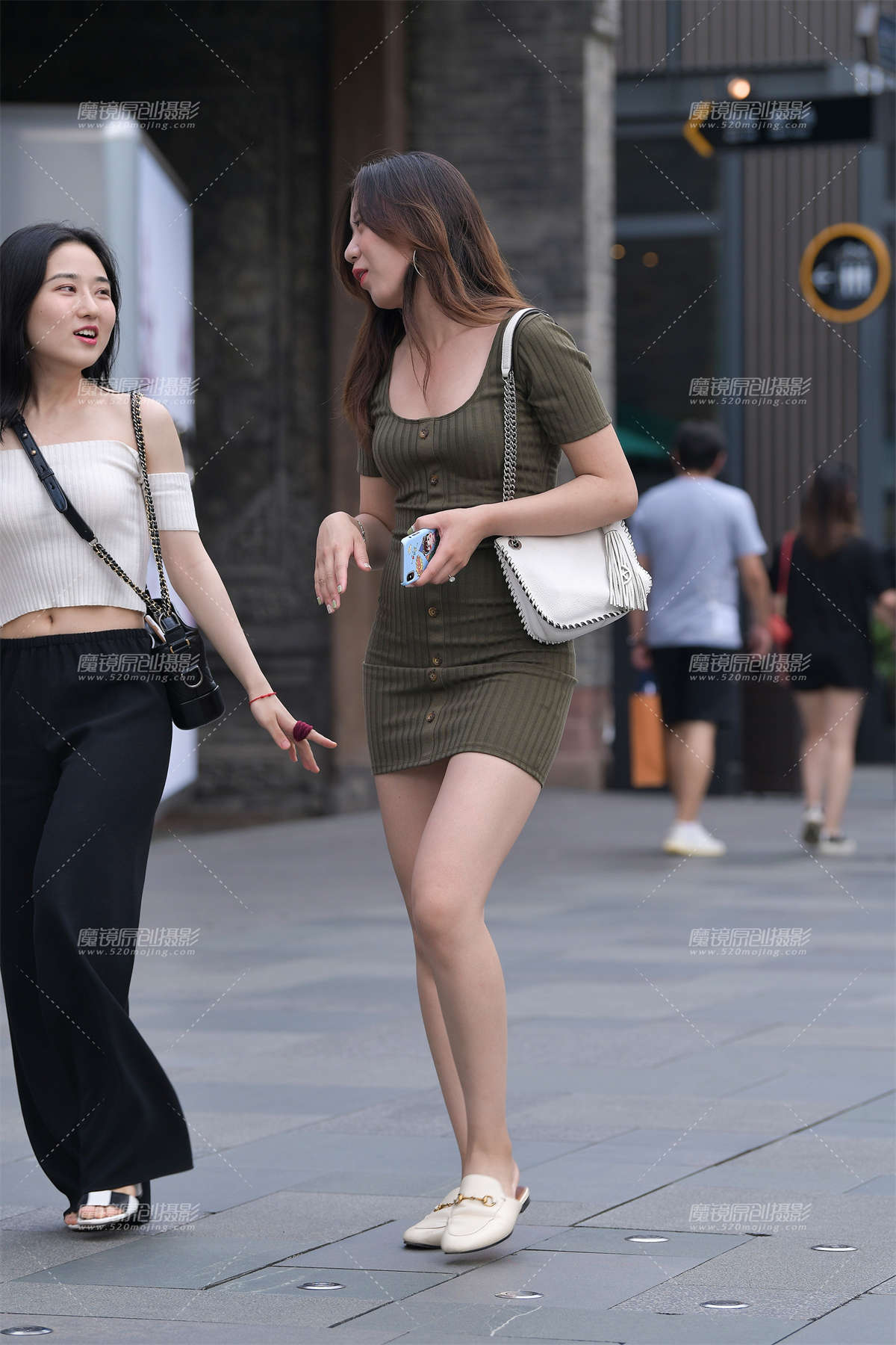 墨绿色包臀裙-日更街拍