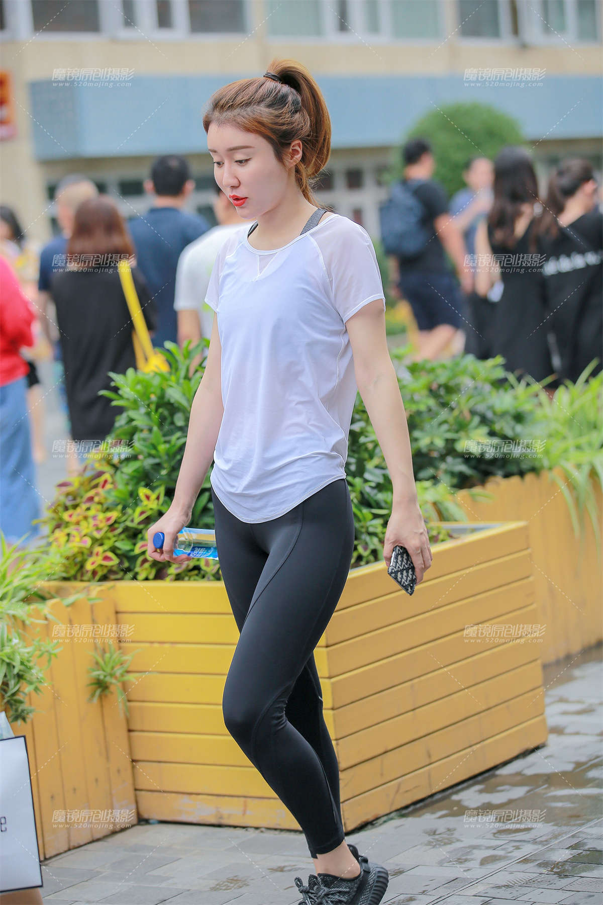 黑色瑜伽裤小姐姐-日更街拍