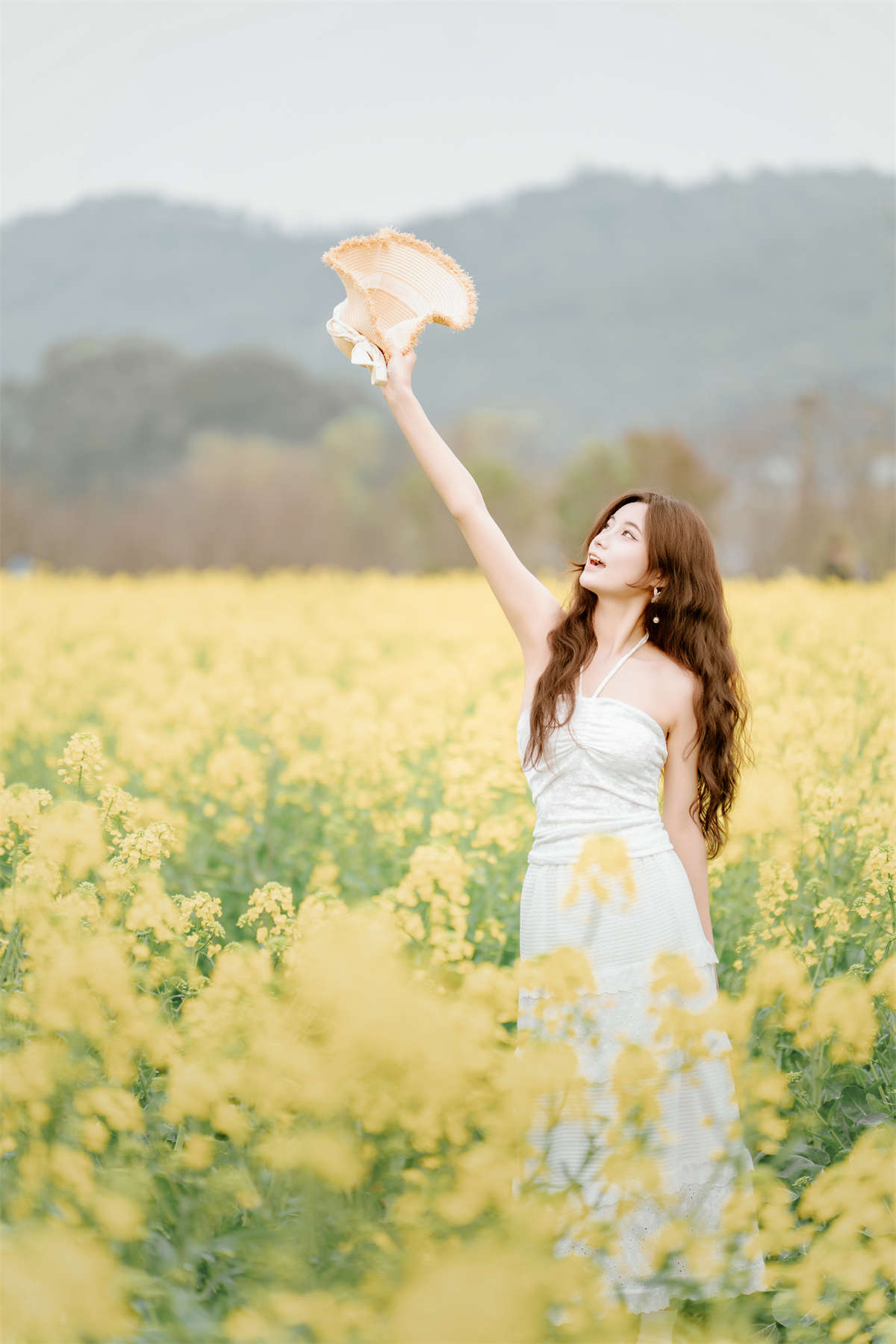 图片[2]-YITUYU艺图语 2025.03.31 在阴雨天的油菜花田 什么时候养小狗-日更街拍