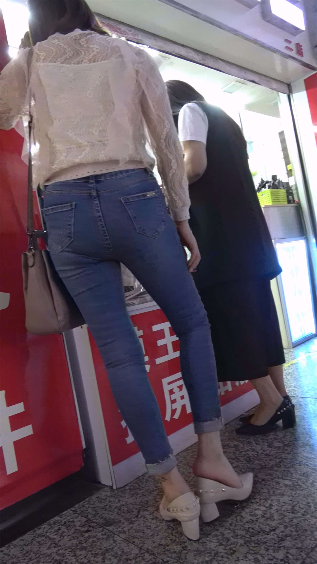 紧身牛仔美臀气质美女-日更街拍