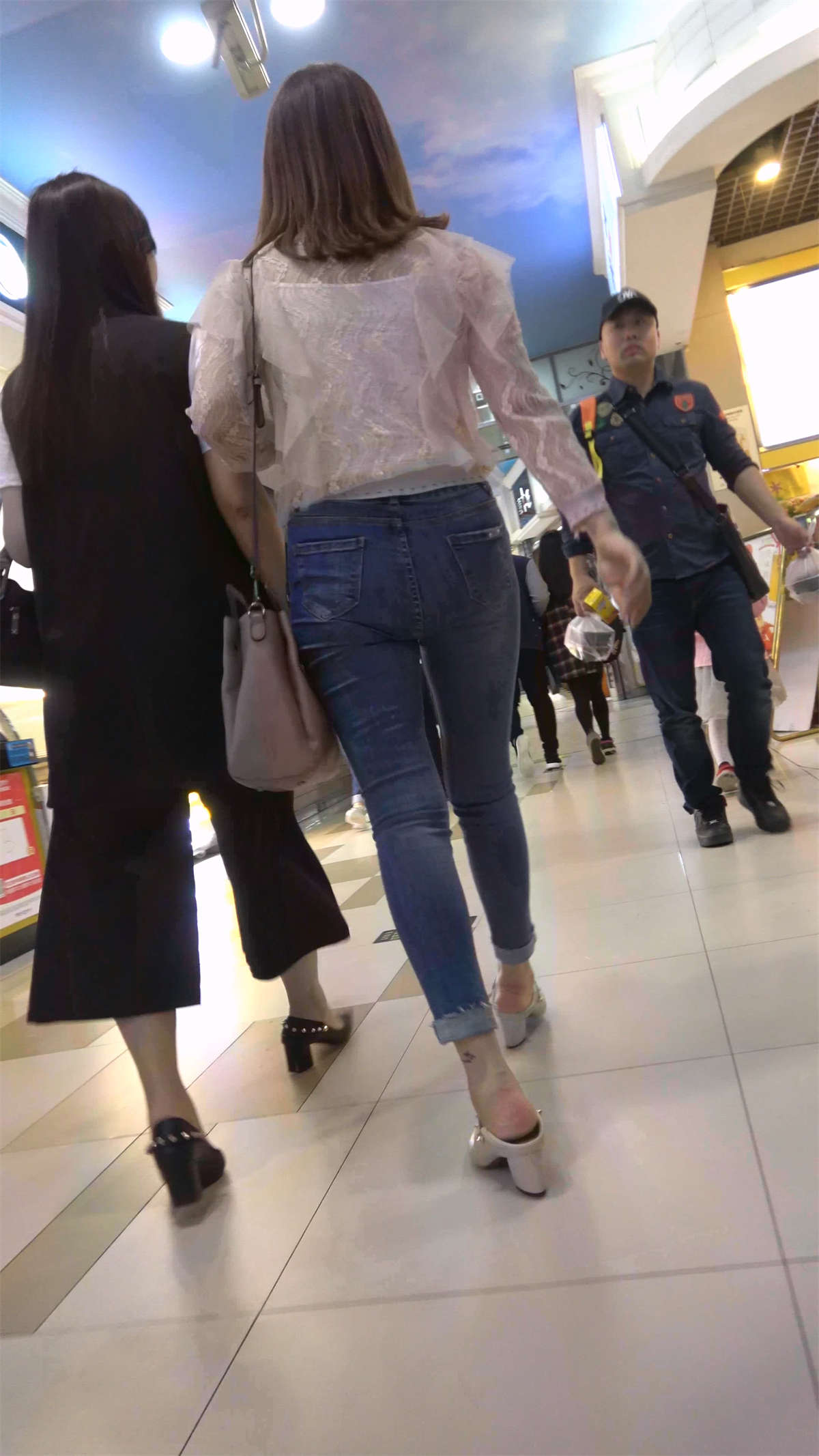 图片[2]-紧身牛仔美臀气质美女-日更街拍