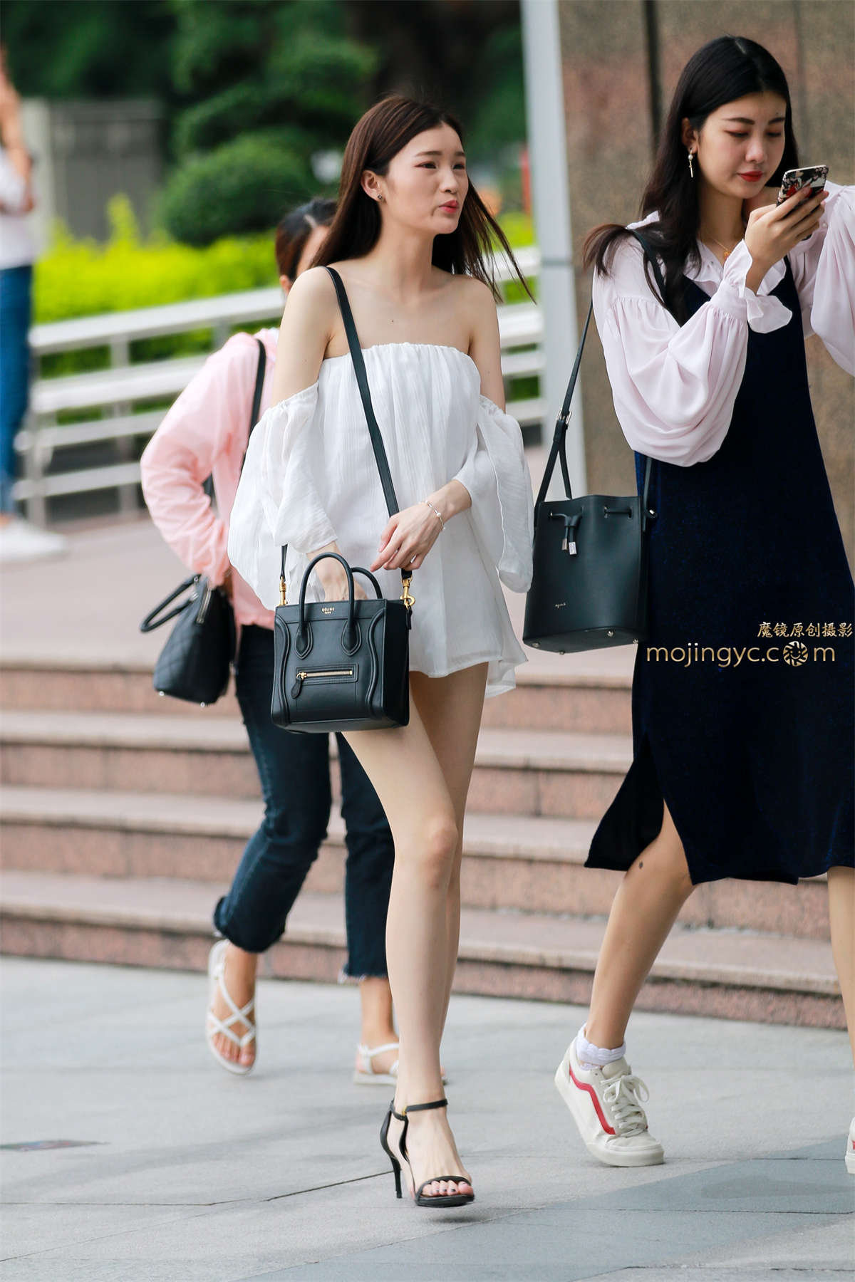 白嫩苗条-日更街拍