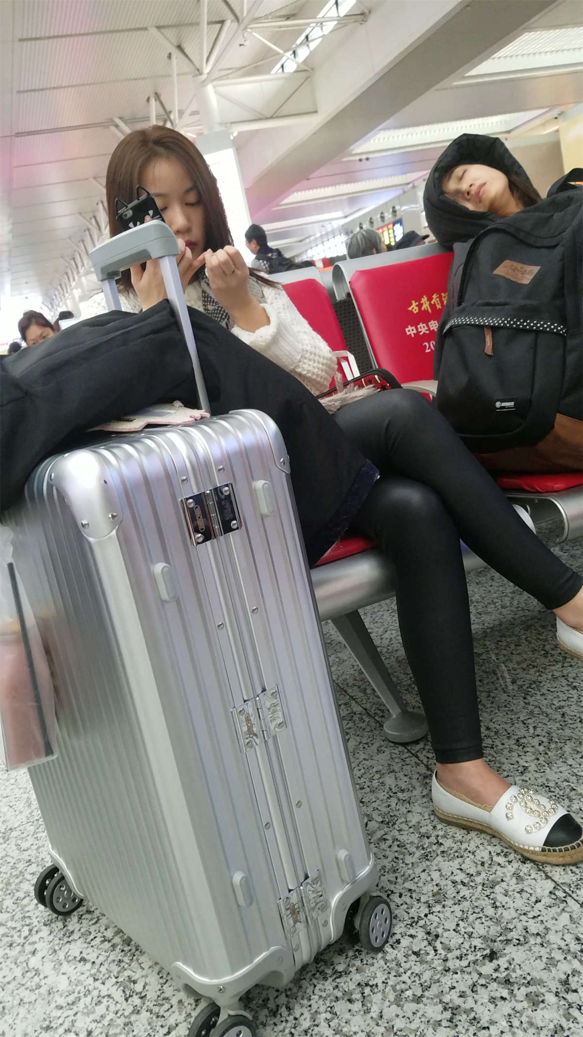 图片[2]-[4K高清视频]黑色紧身皮裤长发漂亮美女-日更街拍