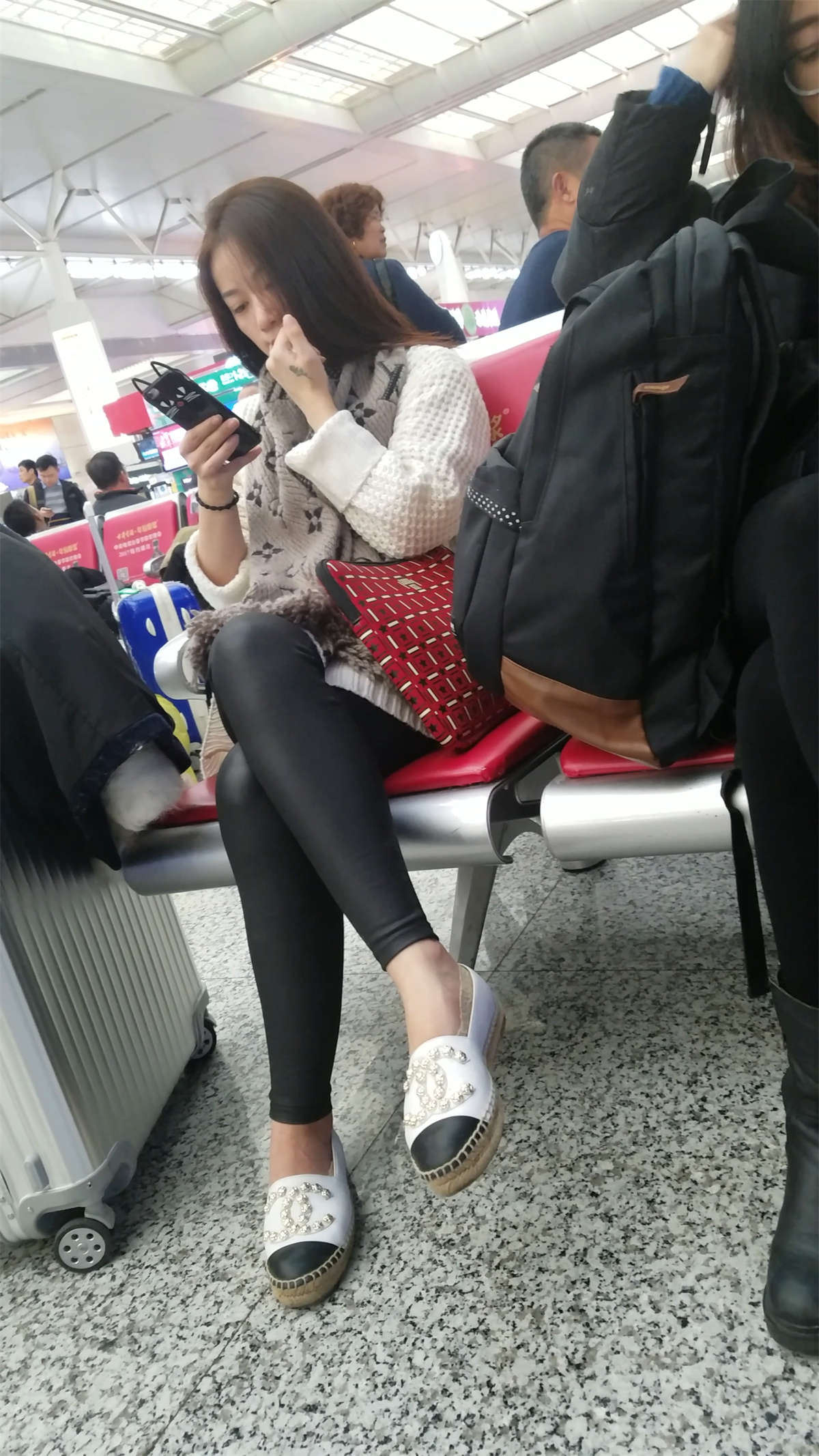 [4K高清视频]黑色紧身皮裤长发漂亮美女-日更街拍