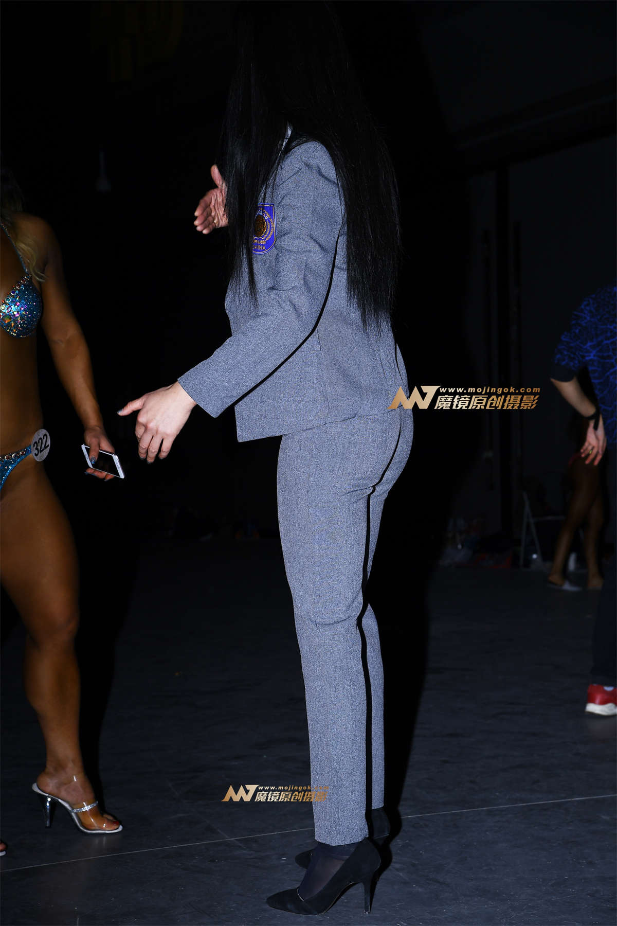 图片[2]-西裤美女裁判-日更街拍