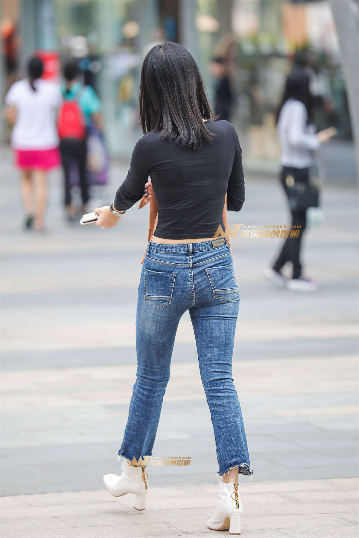 图片[2]-紧身牛仔恬静美眉-日更街拍