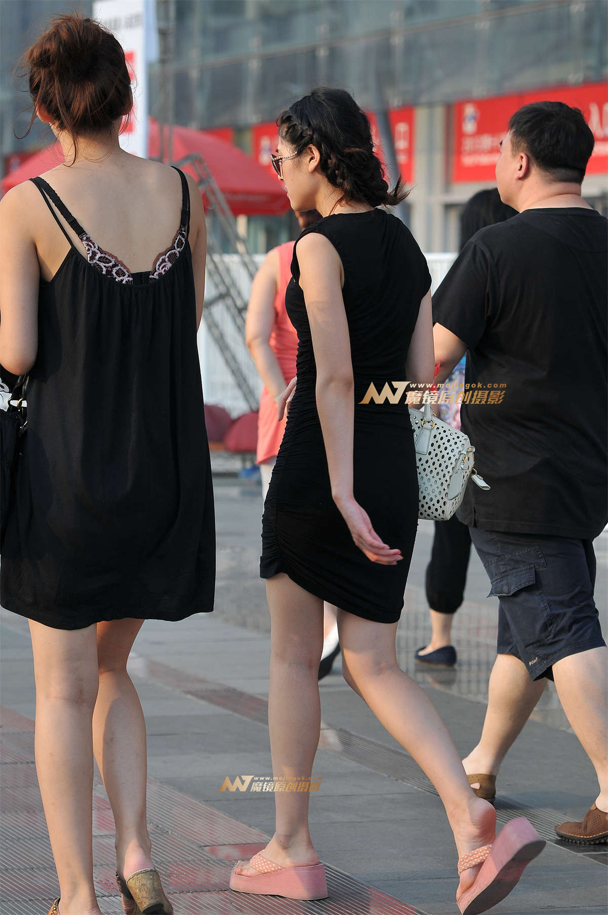 图片[2]-黑紧身裙美女-日更街拍