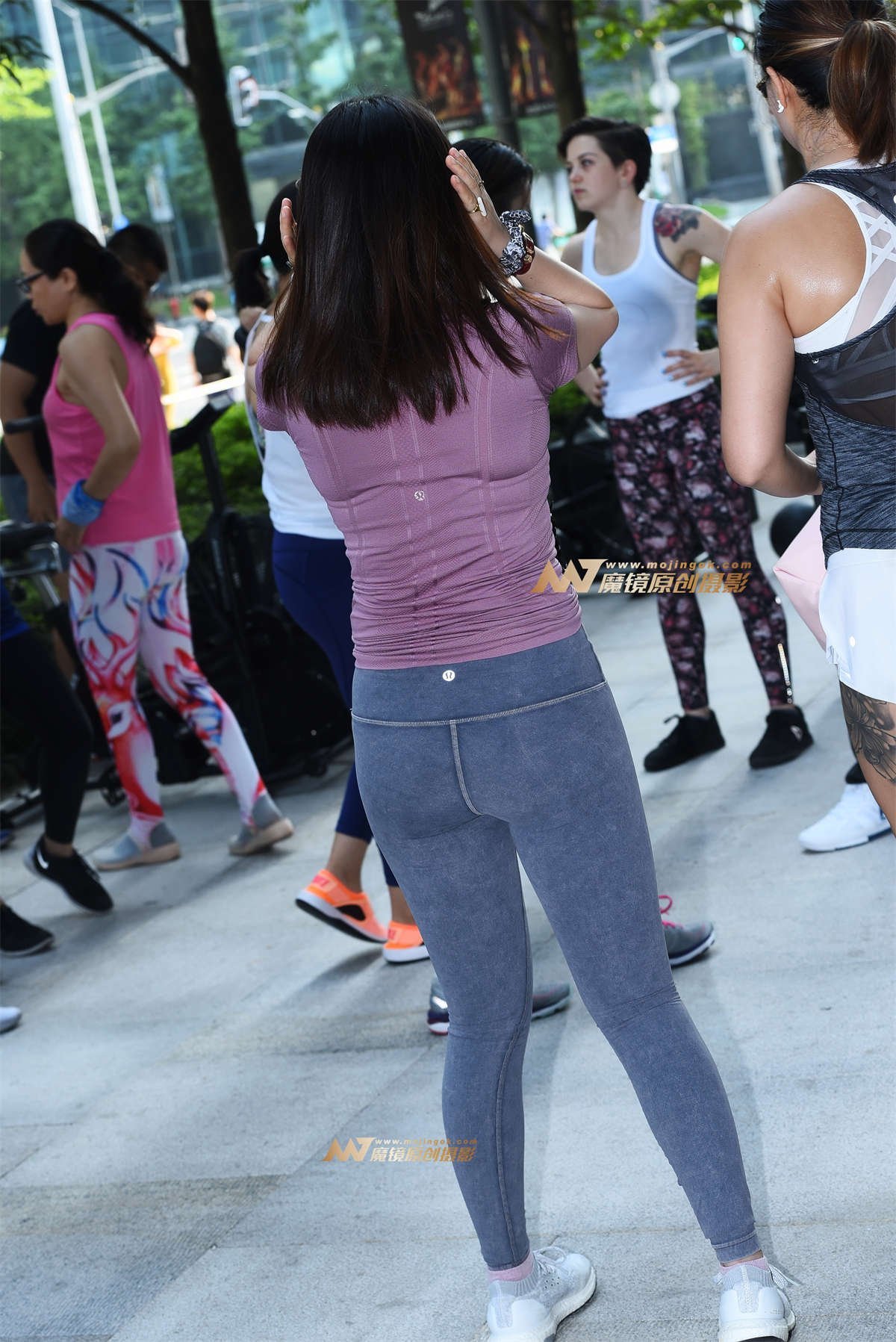 图片[2]-【咔喳赛贴】略显丰满的紧身裤-日更街拍