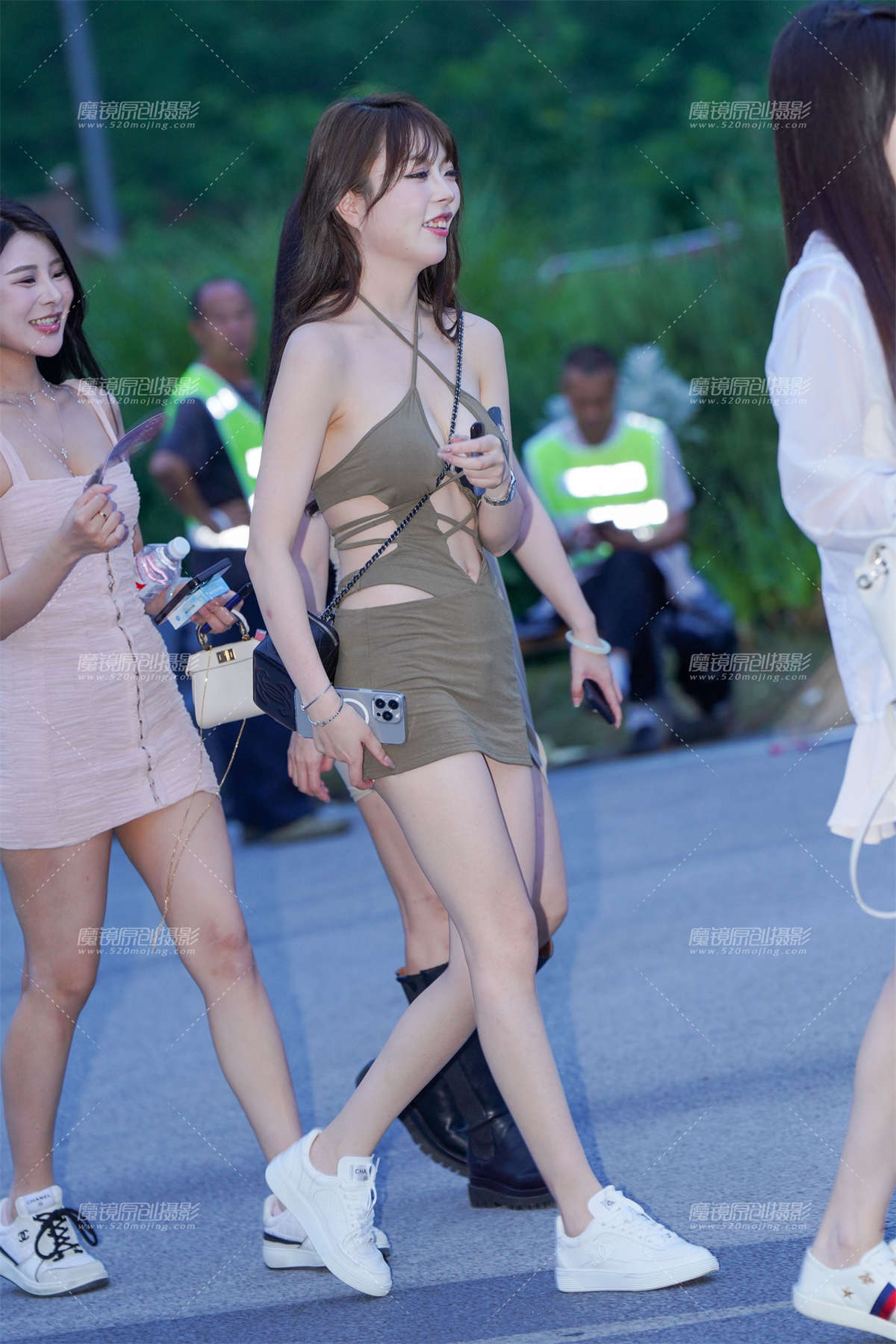 橄榄短裙勾勒身材-日更街拍