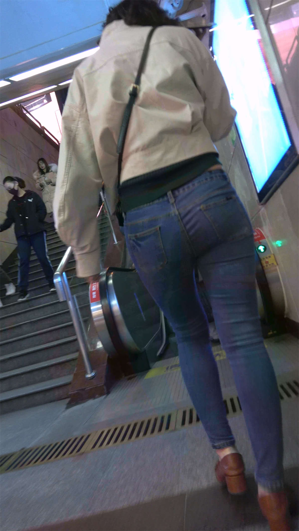 图片[2]-紧身牛仔美女-日更街拍