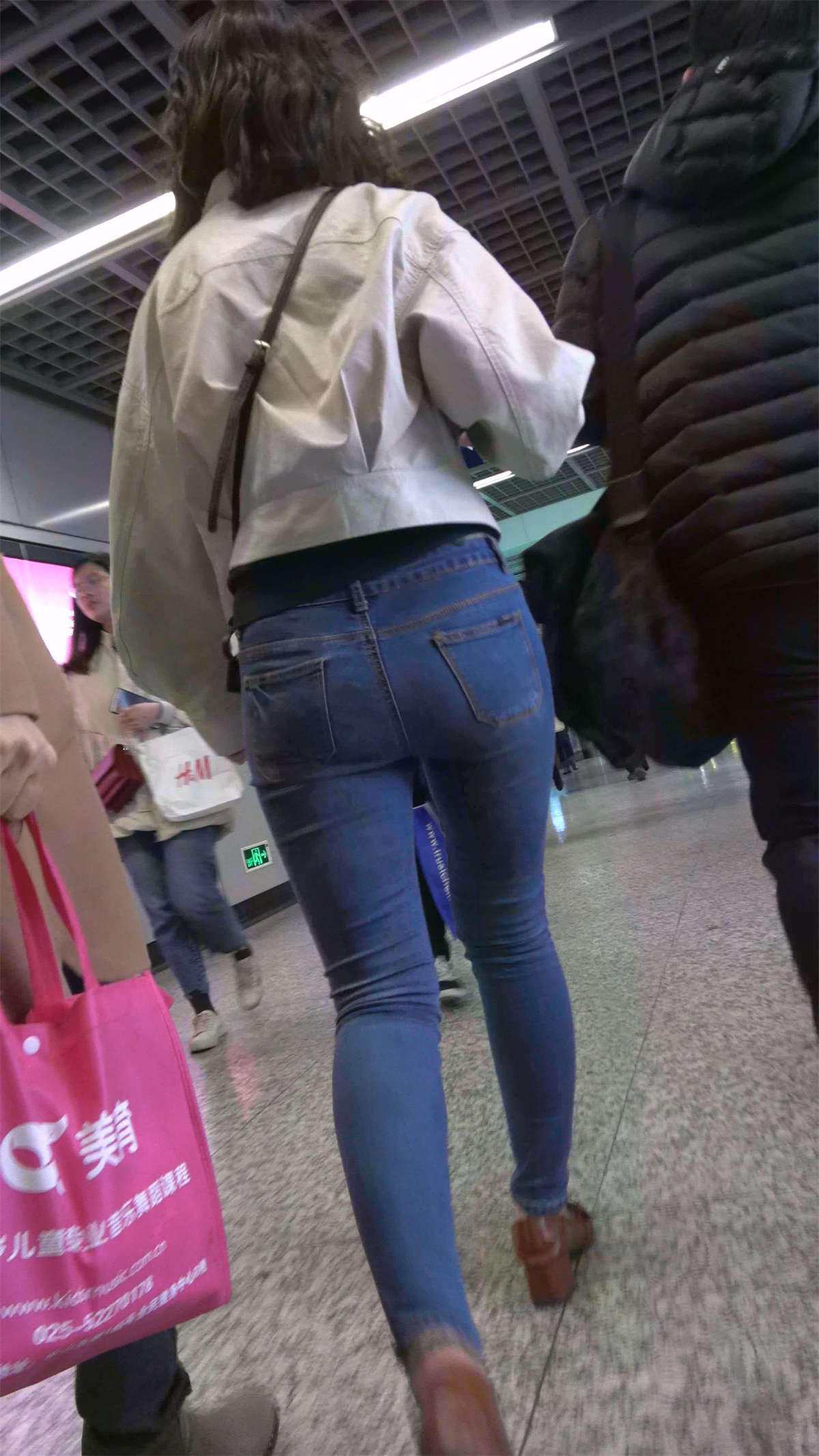 紧身牛仔美女-日更街拍