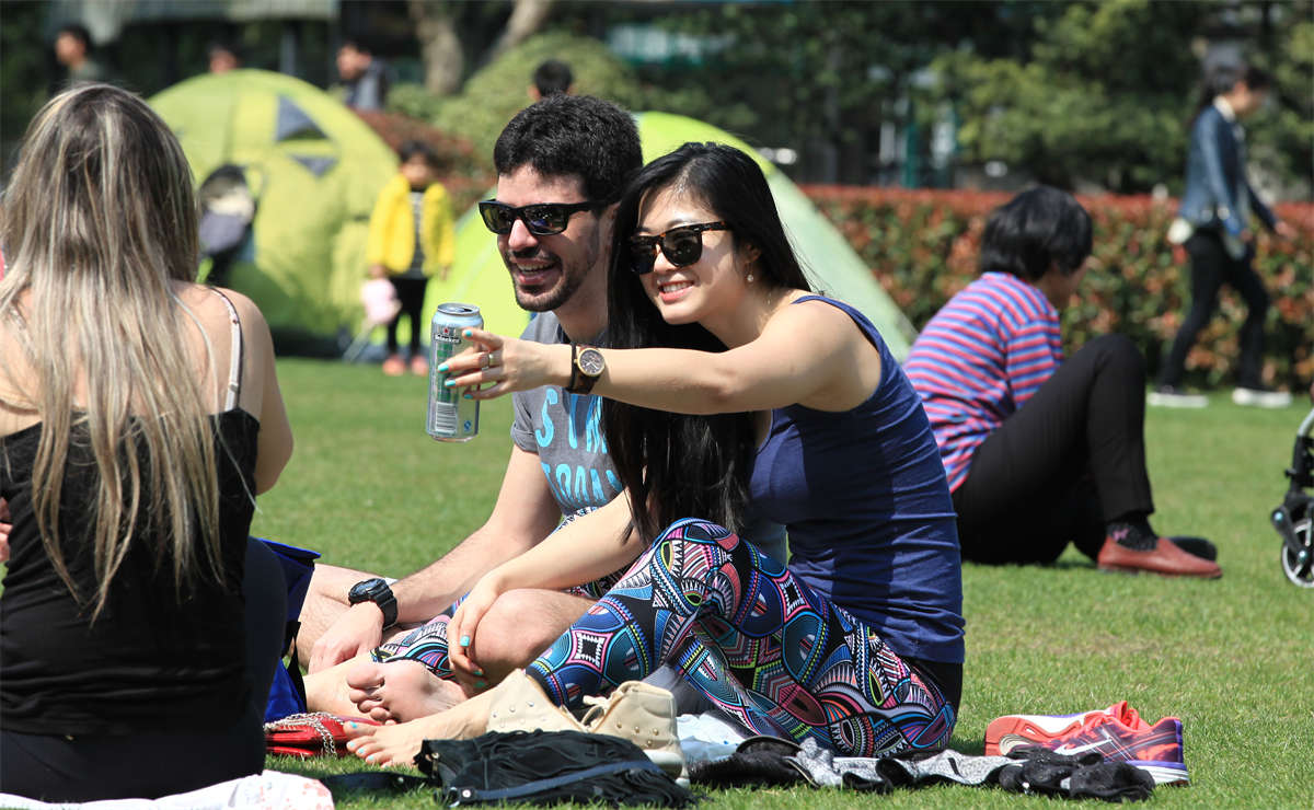 图片[2]-踏青公园街拍系列No.802 热力女孩美足姿势丰富，还有外国女伴大白脚助阵 第2套-日更街拍