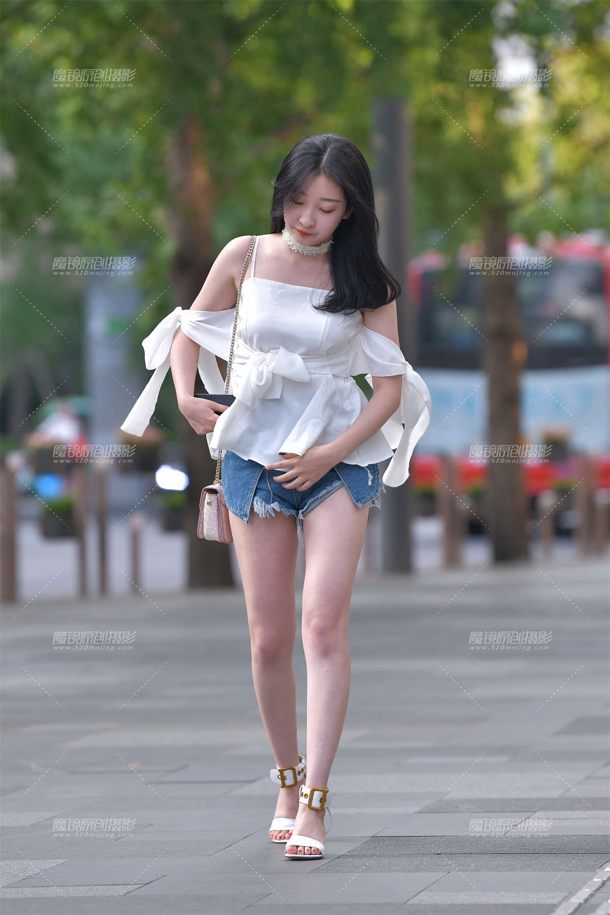 嫩腿热裤美眉-日更街拍