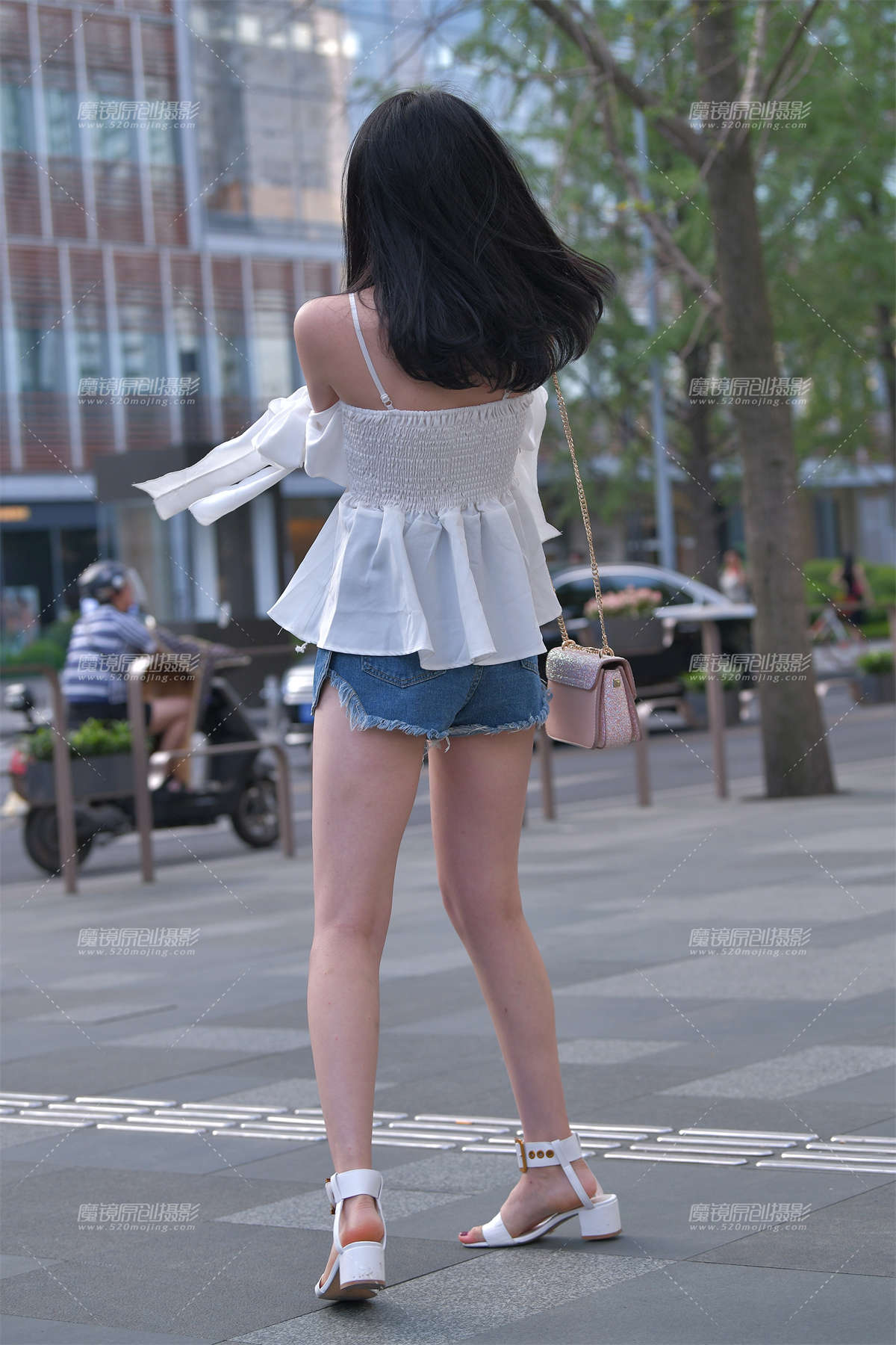 图片[2]-嫩腿热裤美眉-日更街拍