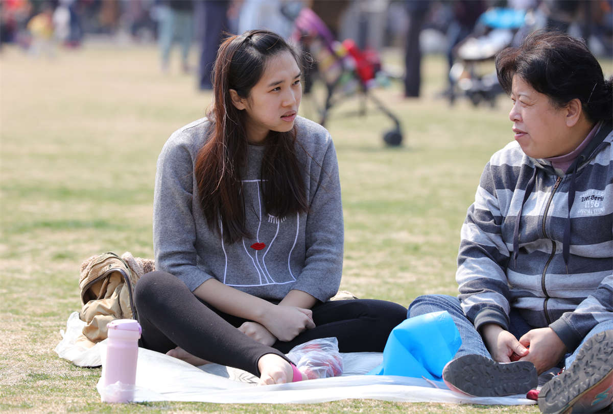 图片[2]-踏青公园街拍系列No.1577 女孩雪白素足配上一条踩脚裤，有些不一样的感觉-日更街拍