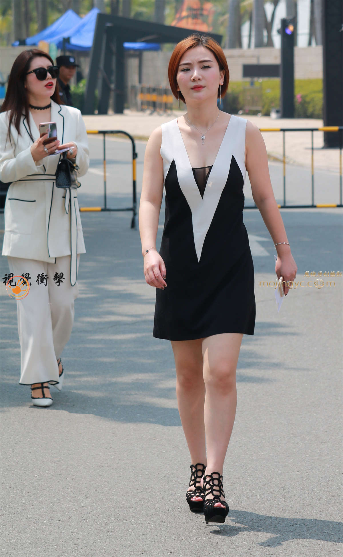 短发 低胸露乳沟 高跟 白嫩美女-日更街拍