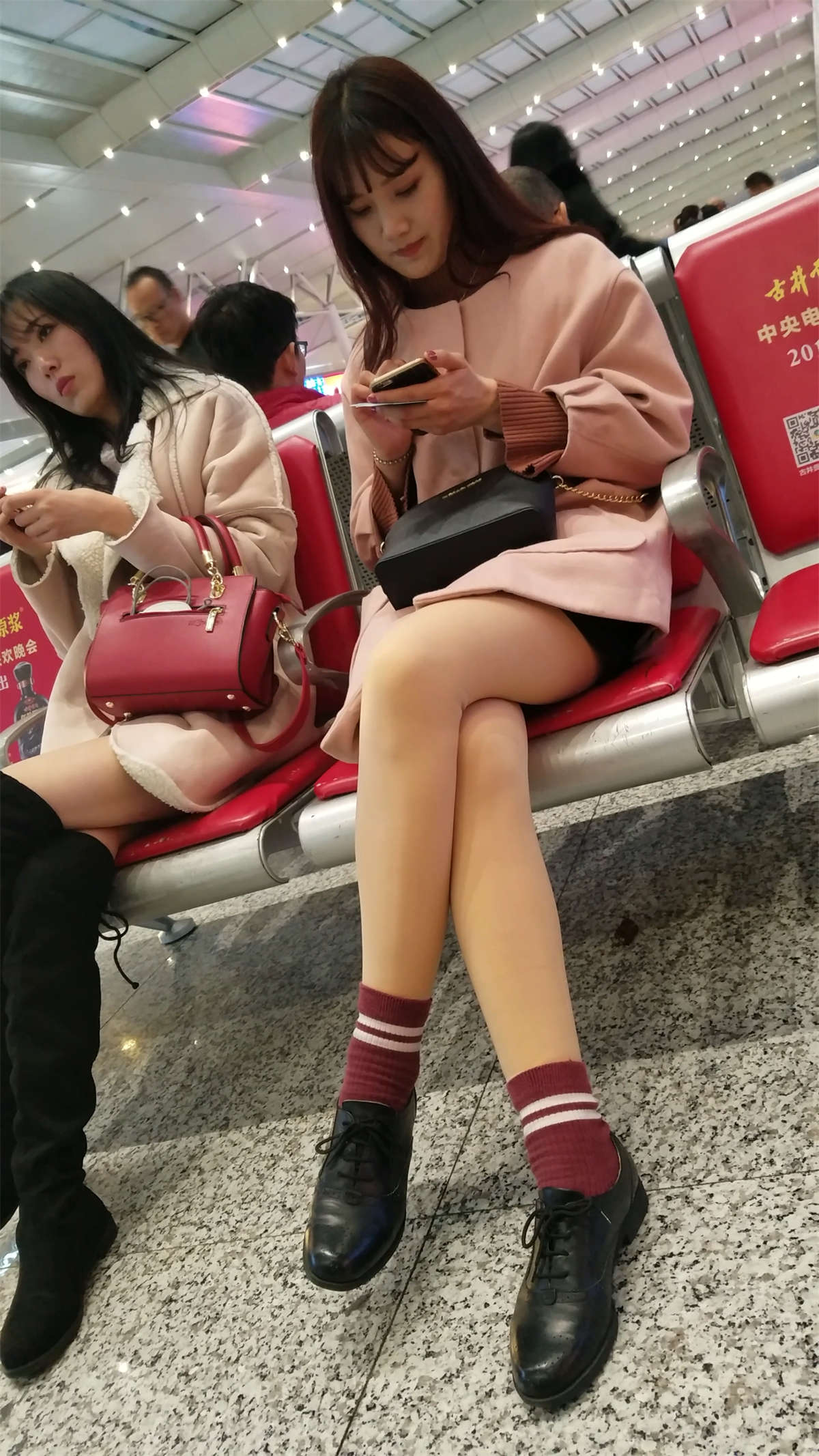 [4K高清视频]高铁站候车的两个肉色丝袜漂亮美少女-日更街拍
