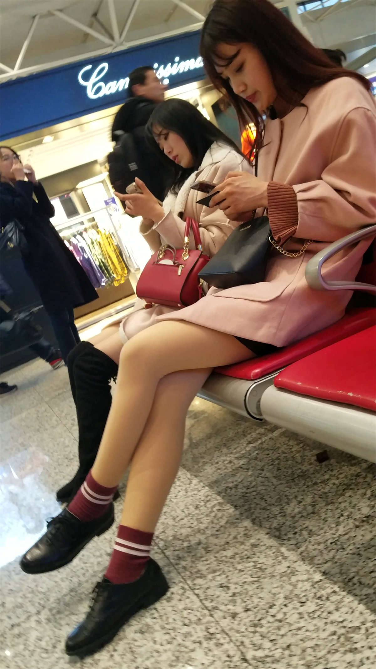 图片[2]-[4K高清视频]高铁站候车的两个肉色丝袜漂亮美少女-日更街拍