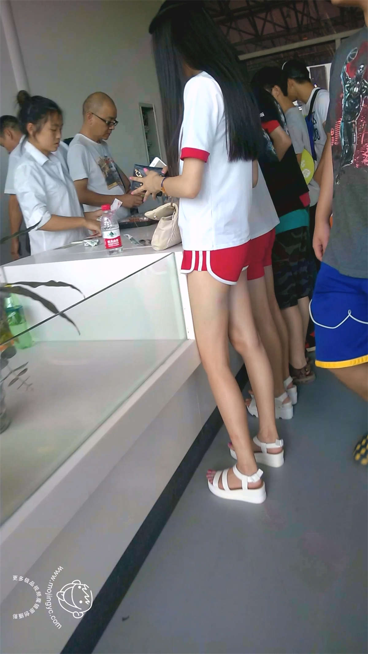 红色短裤美女的大白腿-日更街拍