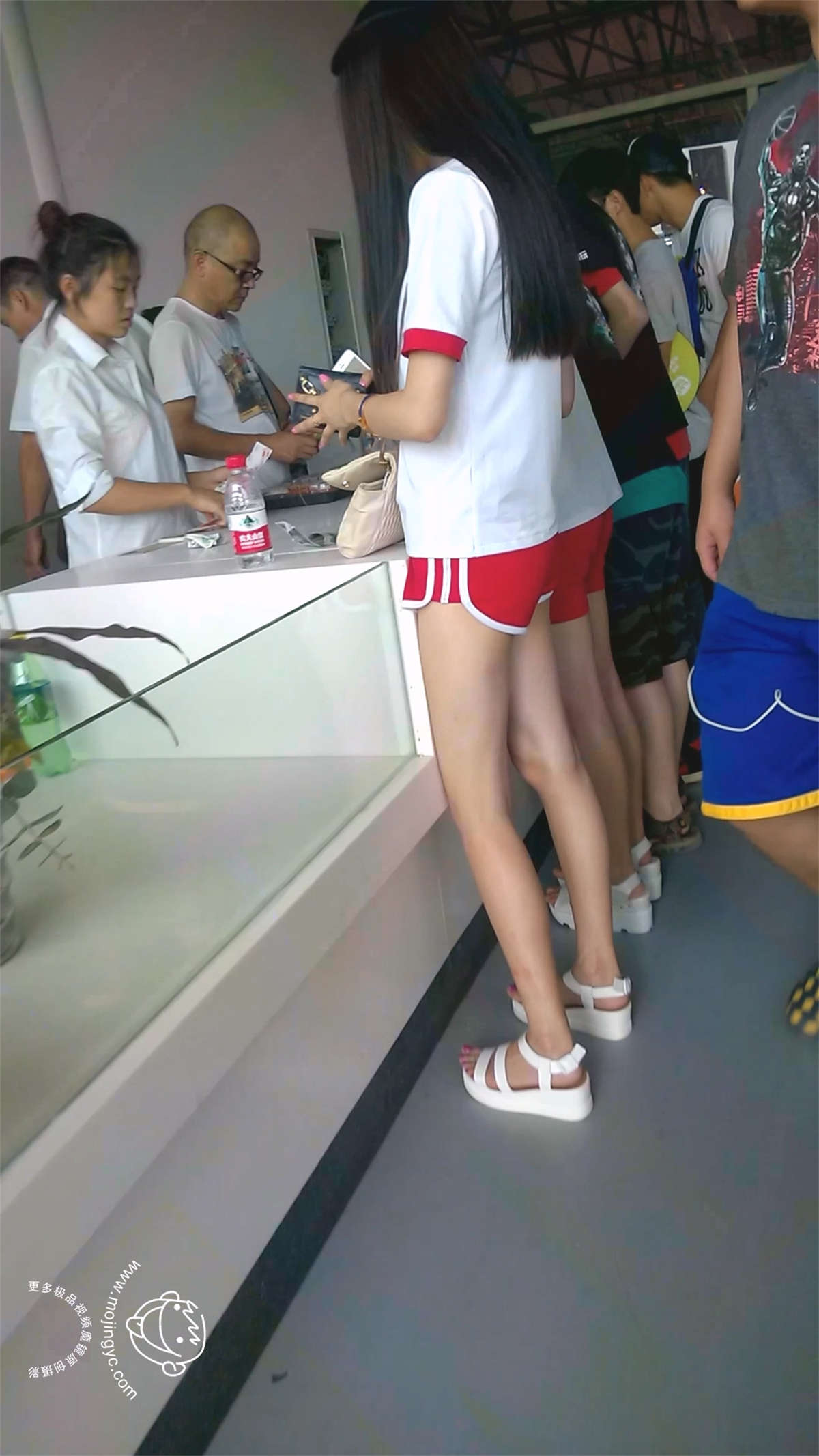 图片[2]-红色短裤美女的大白腿-日更街拍