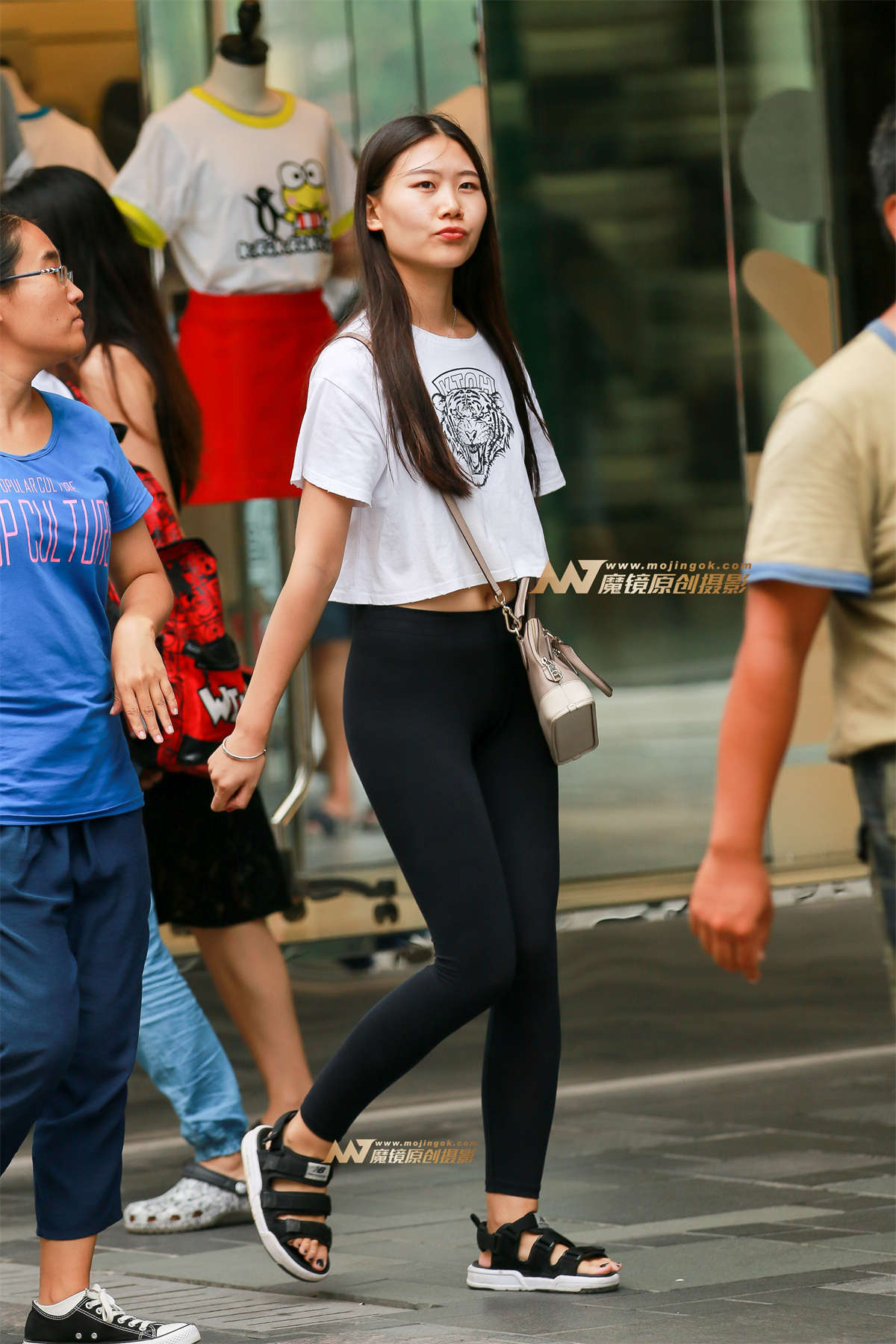 紧臀小妹-日更街拍