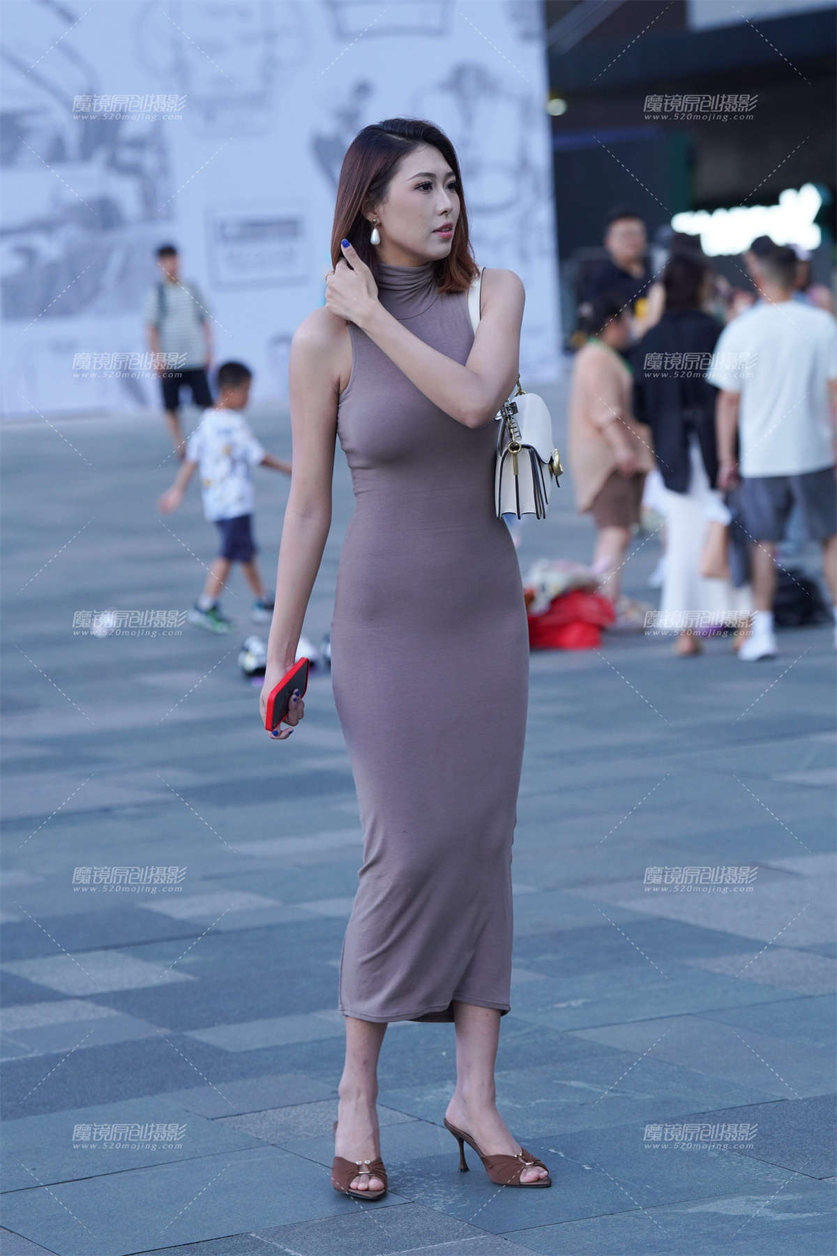 曼妙曲线 男人女人都忍不住多看几眼-日更街拍