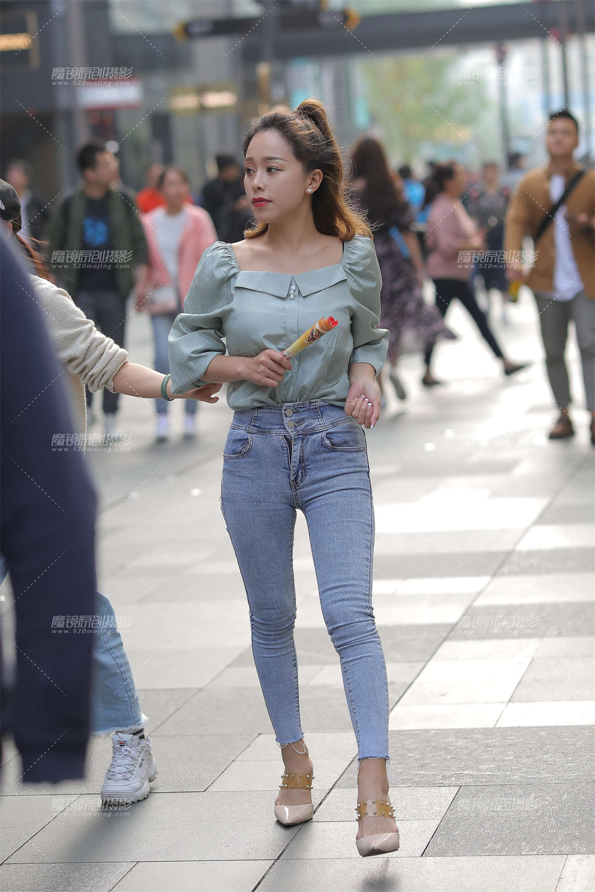 紧牛小姐姐-日更街拍