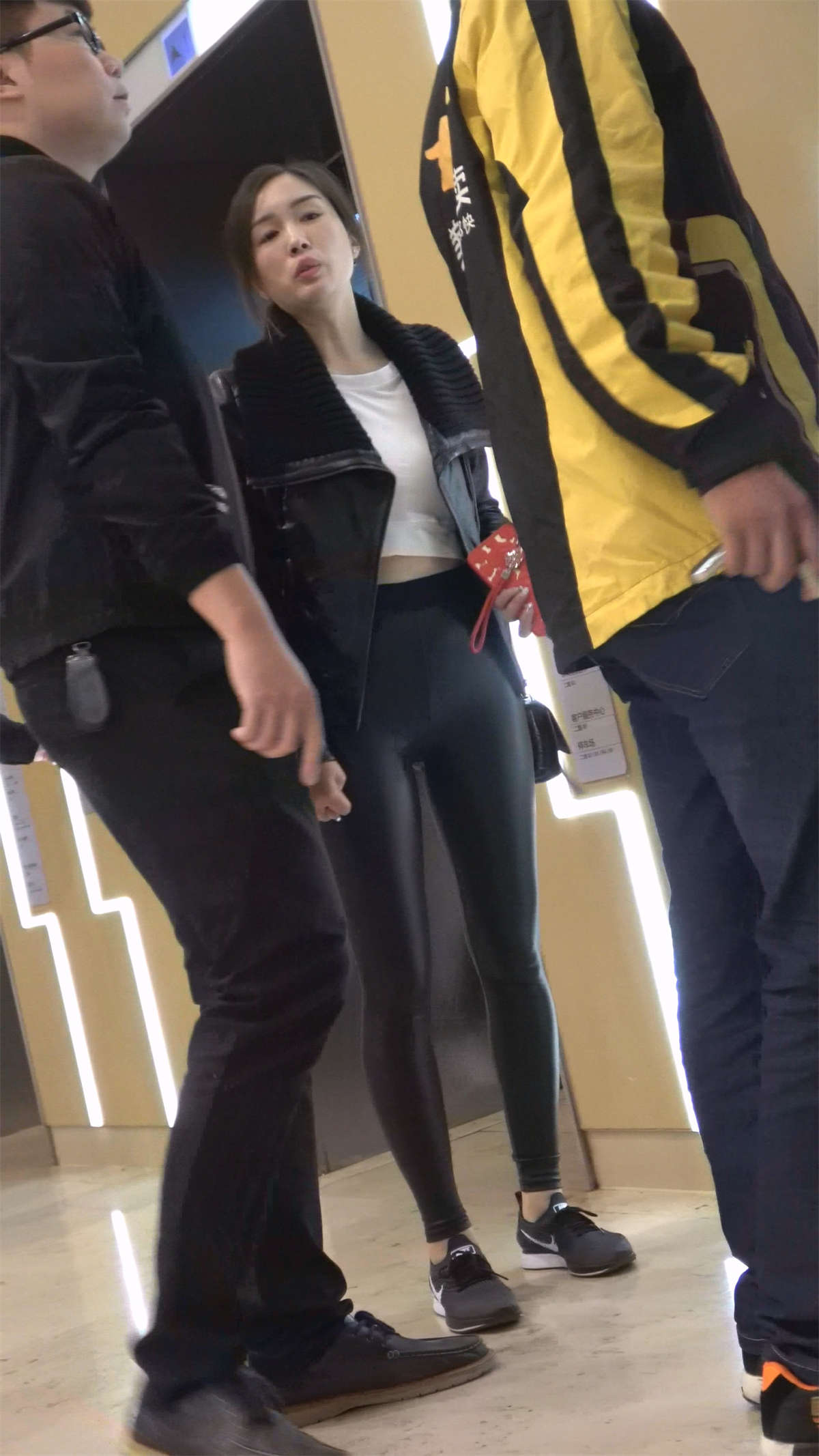 图片[2]-紧身皮裤美眉-日更街拍