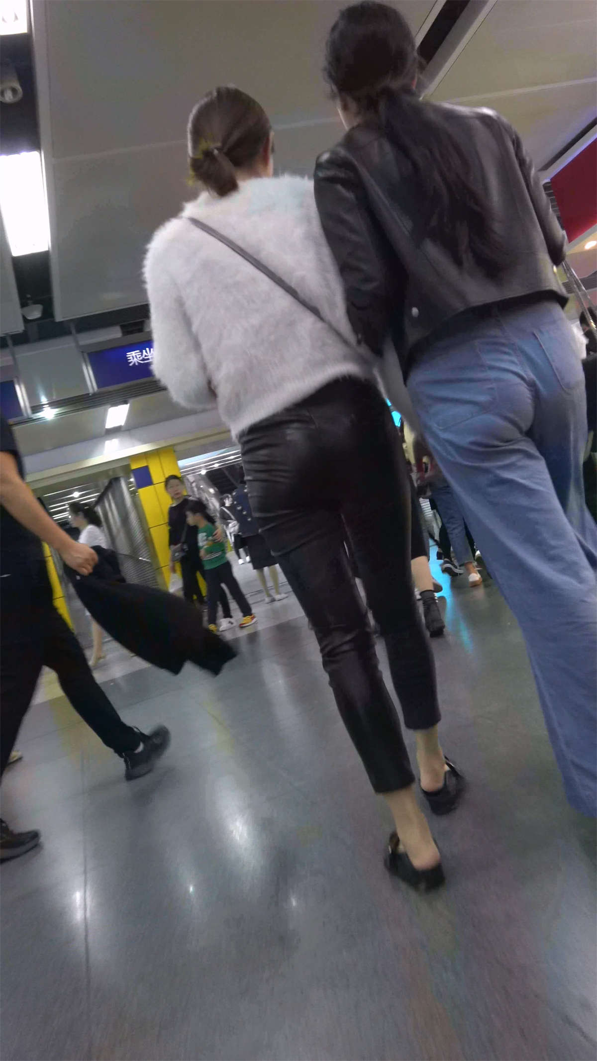 紧身皮裤美眉-日更街拍